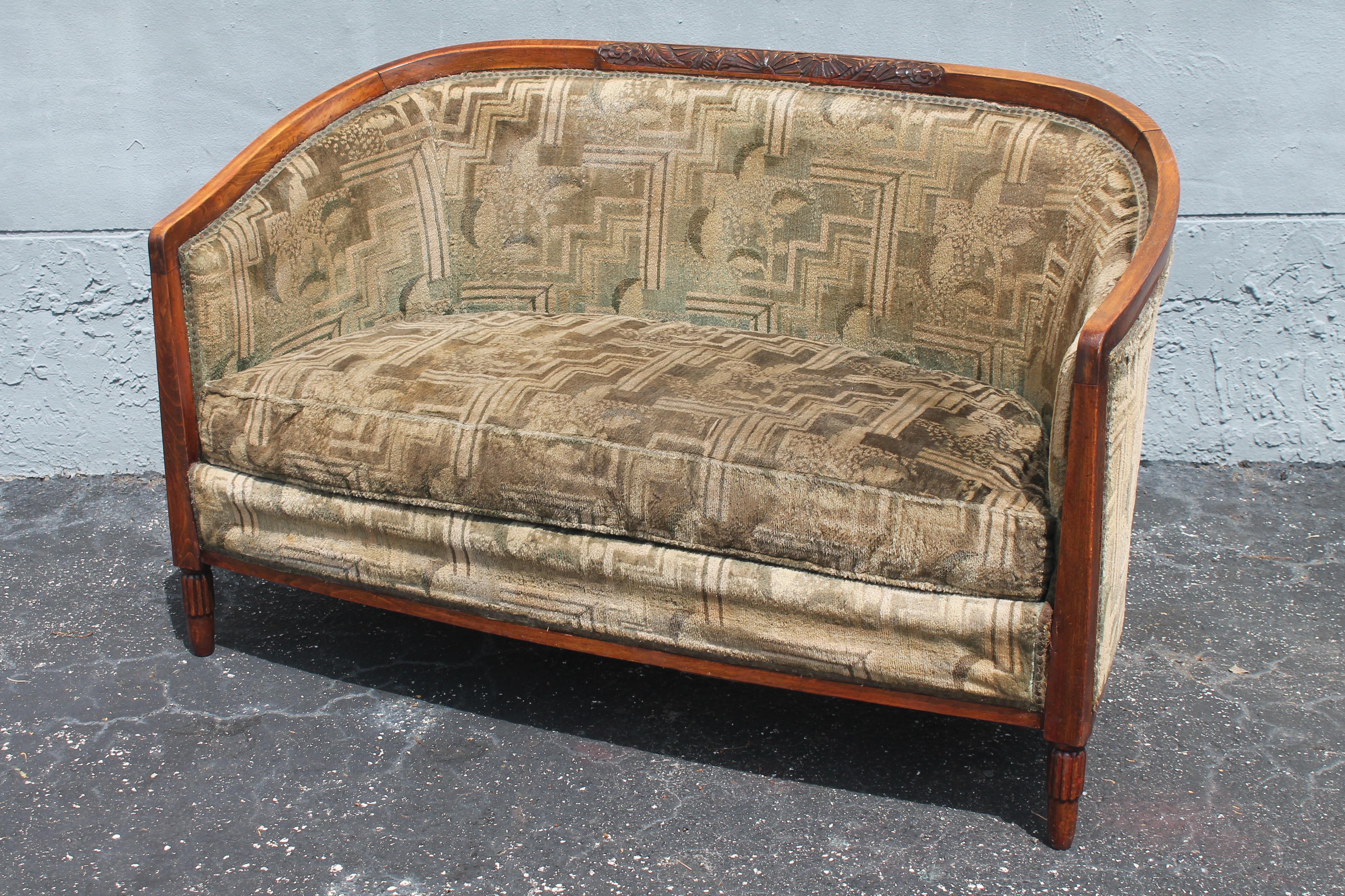 Canapé / sofa ancien en noyer sculpté Art Déco français des années 1920 Bon état - En vente à Opa Locka, FL