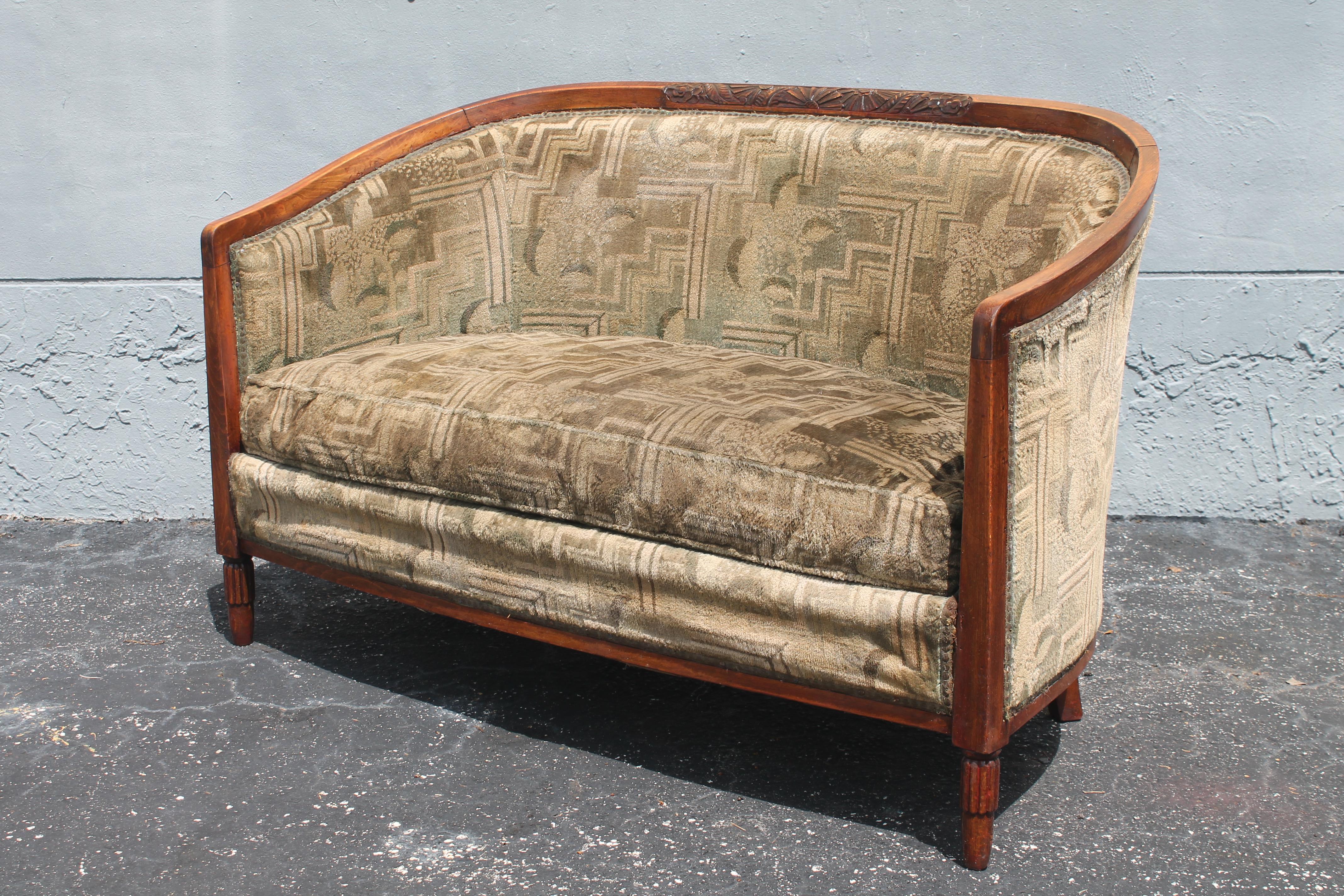 Début du 20ème siècle Canapé / sofa ancien en noyer sculpté Art Déco français des années 1920 en vente