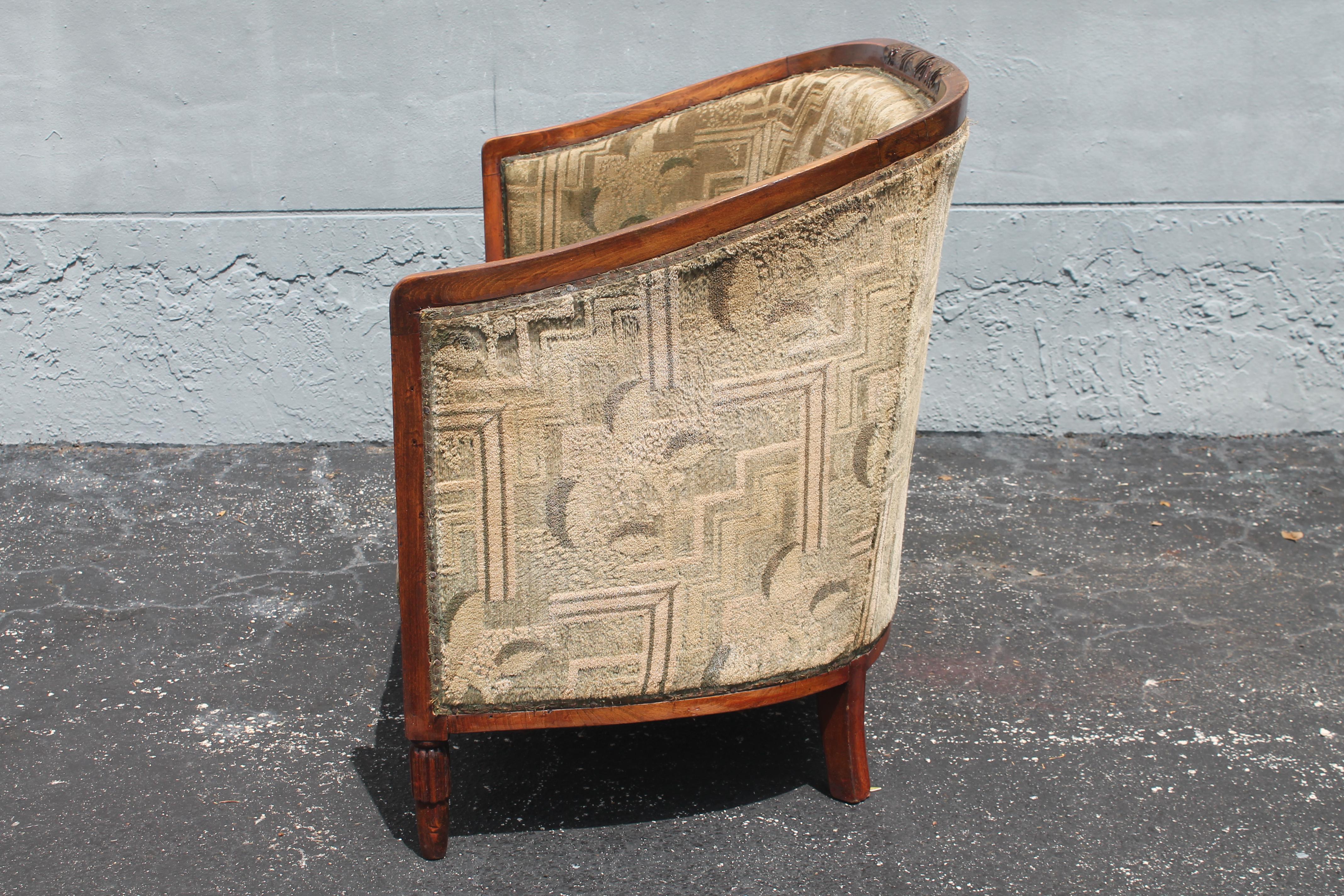 Bois Canapé / sofa ancien en noyer sculpté Art Déco français des années 1920 en vente