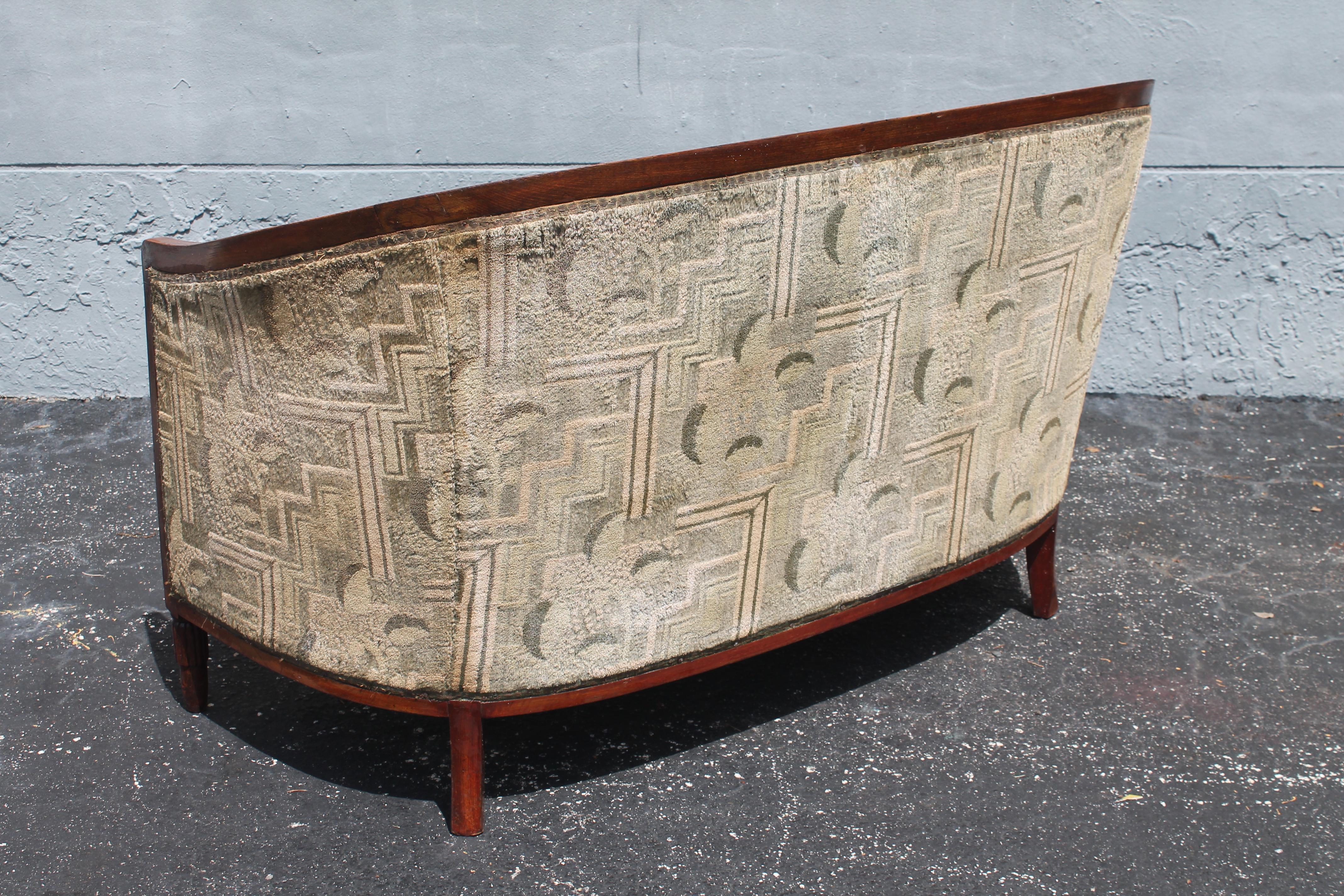 Canapé / sofa ancien en noyer sculpté Art Déco français des années 1920 en vente 1