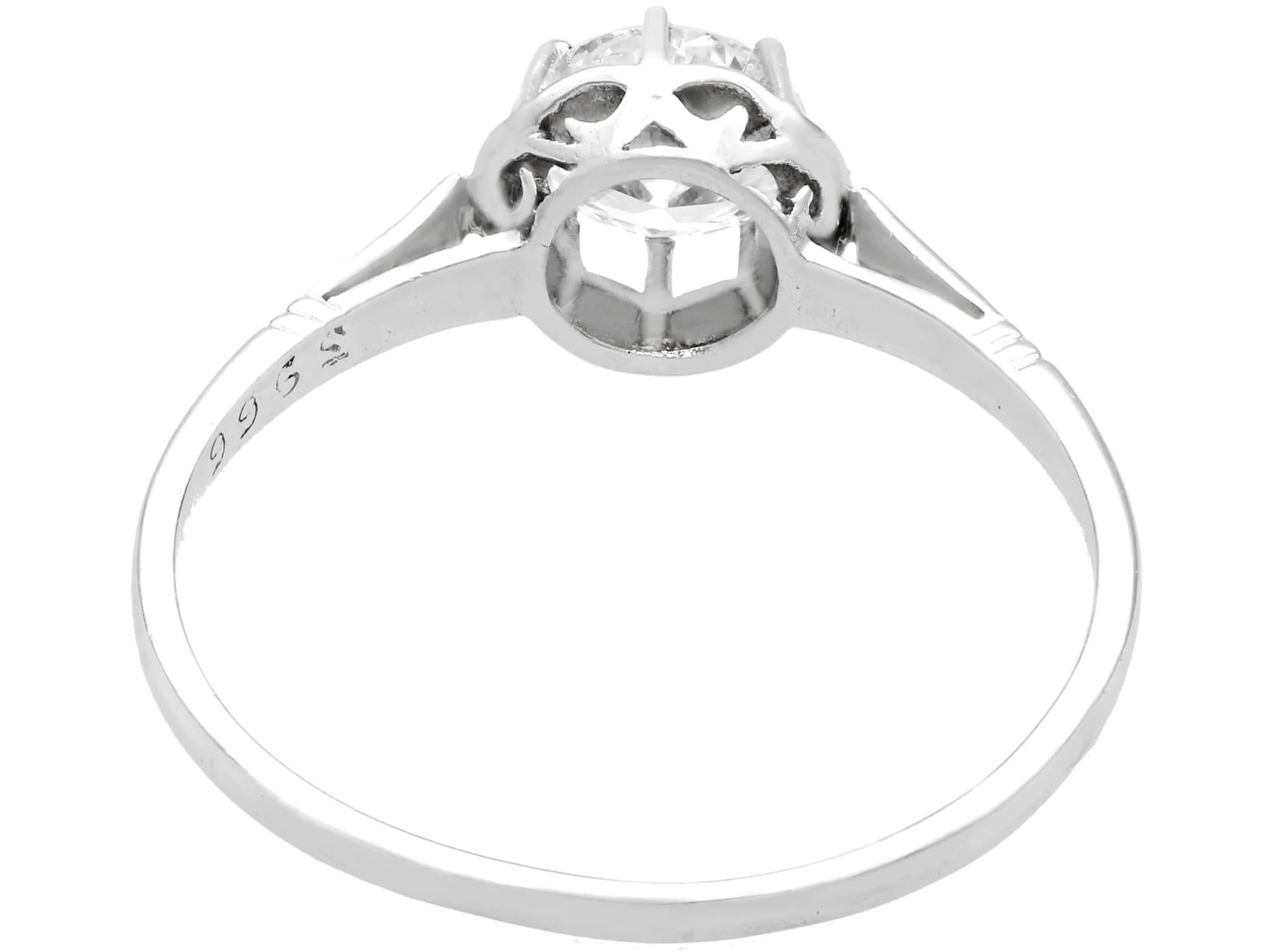 Antiker französischer Solitär-Ring aus Platin aus den 1920er Jahren für Damen oder Herren im Angebot