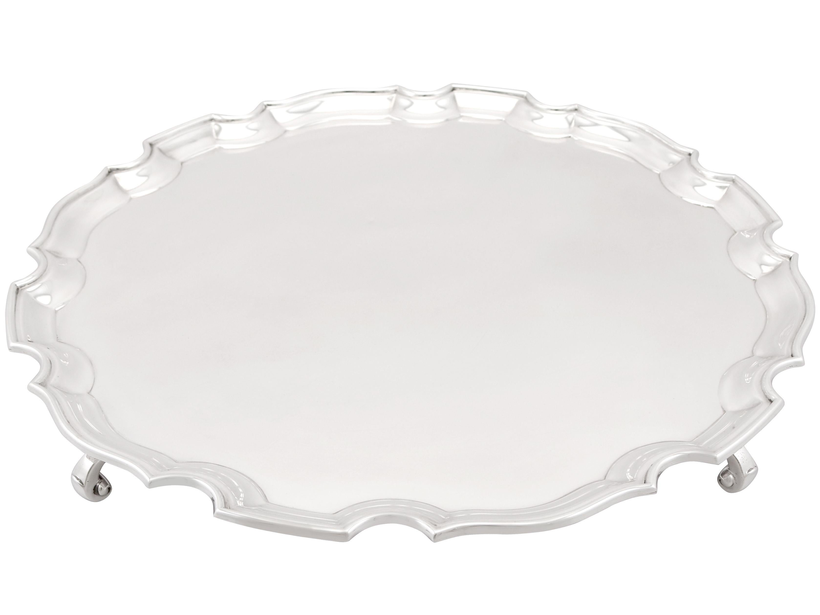 An exceptional, fine and impressive, large antique George V English sterling silver salver; an addition to our silver dining collection

This exceptional antique George V sterling silver salver has a circular shaped form.

The surface of this