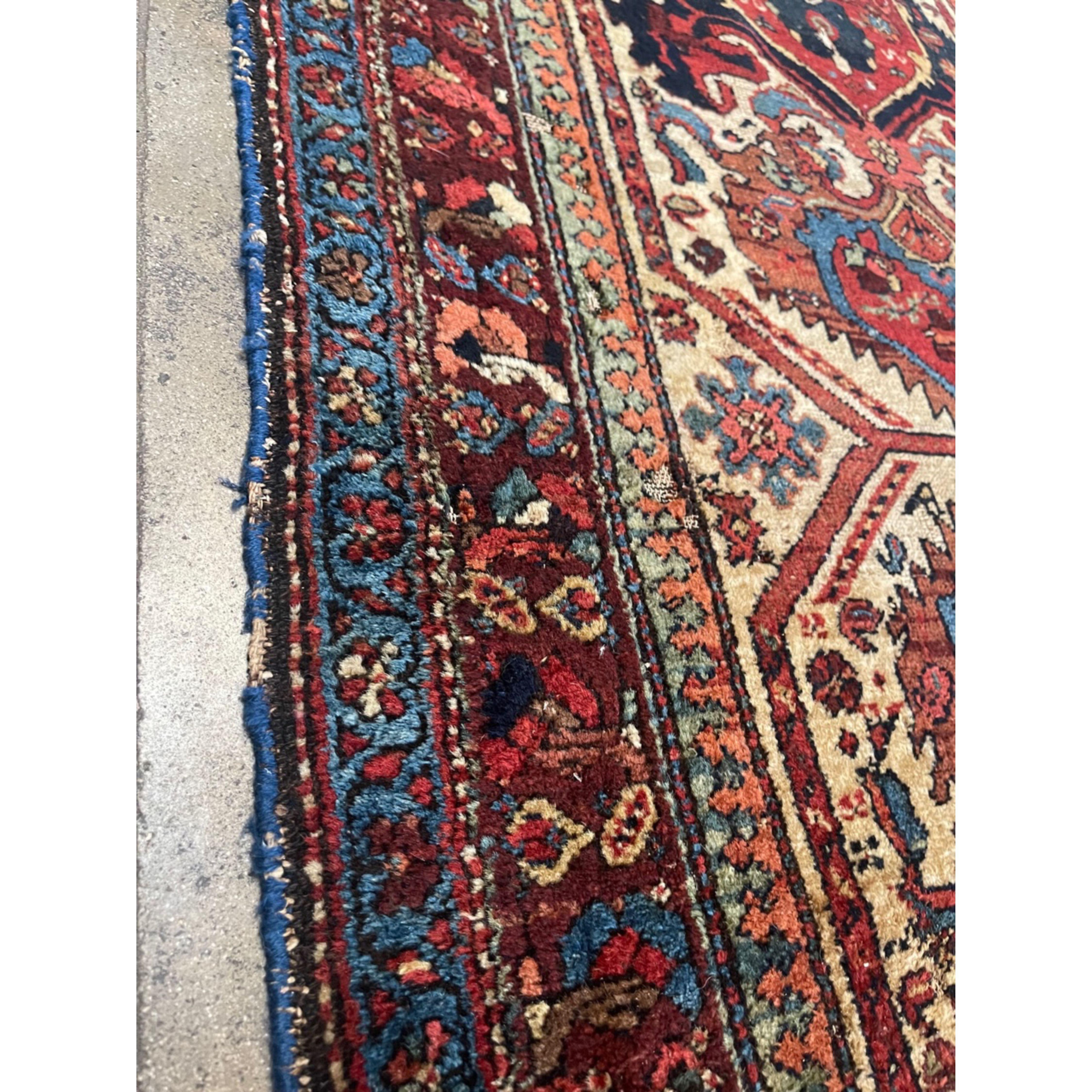 Tapis de Shirvan - Le khanat historique ou district administratif de Shirvan a produit de nombreux tapis anciens très décoratifs, d'une formalité et d'une complexité stylistique que l'on retrouve dans peu de tapis du Caucase. La profondeur des