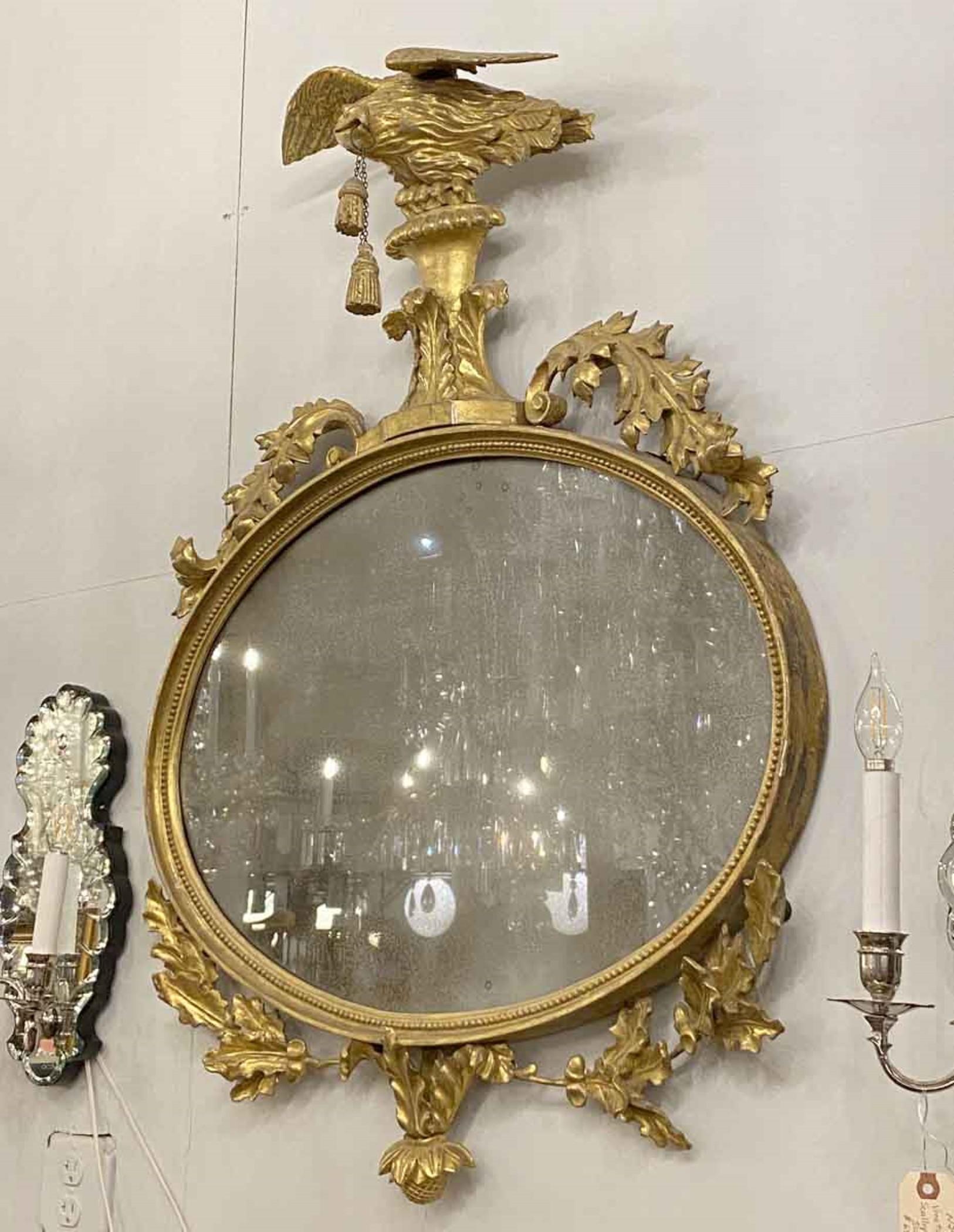Américain Ancien miroir sculpté à la main, doré et orné de glands en forme d'aigle