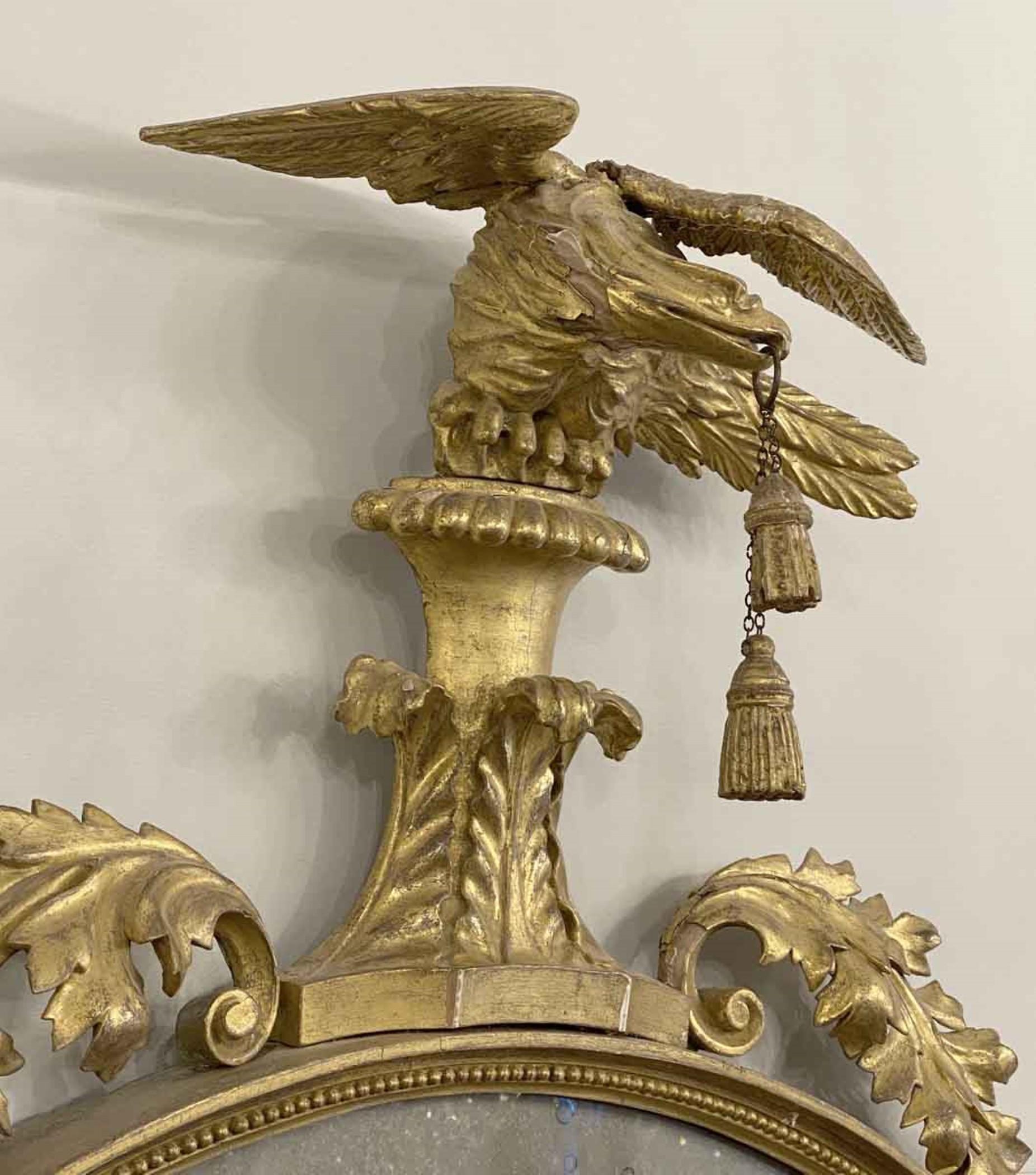 Ancien miroir sculpté à la main, doré et orné de glands en forme d'aigle 1