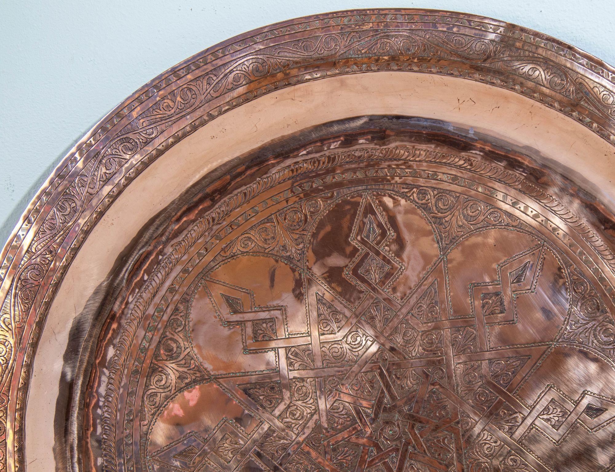 Antikes, handgefertigtes, übergroßes marokkanisches Metall-Kupfertablett 31 in, 1920er Jahre. T im Angebot 3