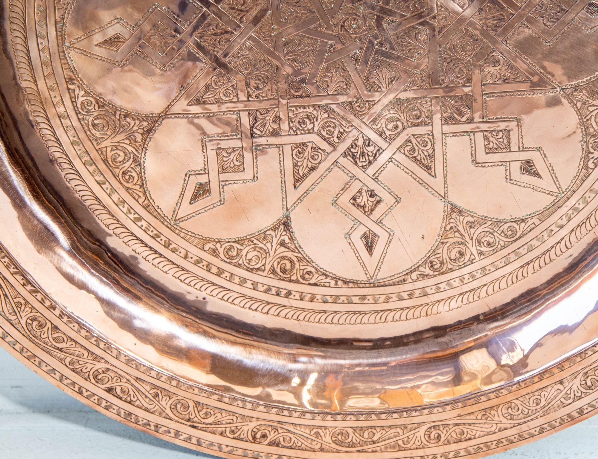 1920s Antique Hand Tooled Oversized Moroccan Metal Copper Tray 31 in. D. In Good Condition For Sale In North Hollywood, CA