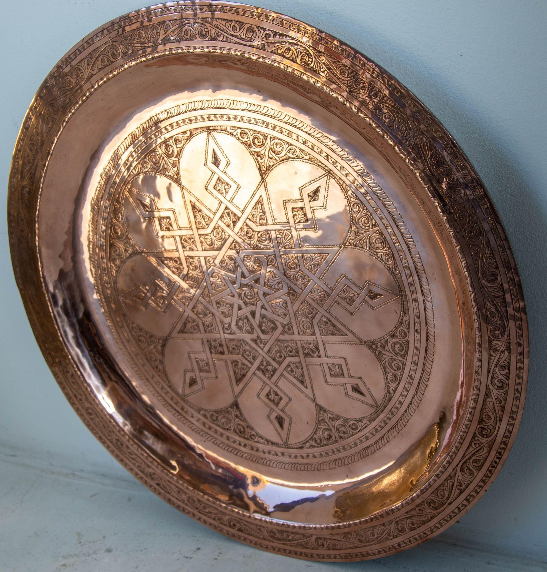 Cuivre 1920s Antique Hand Tooled Oversized Moroccan Metal Copper Tray 31 in. D. en vente