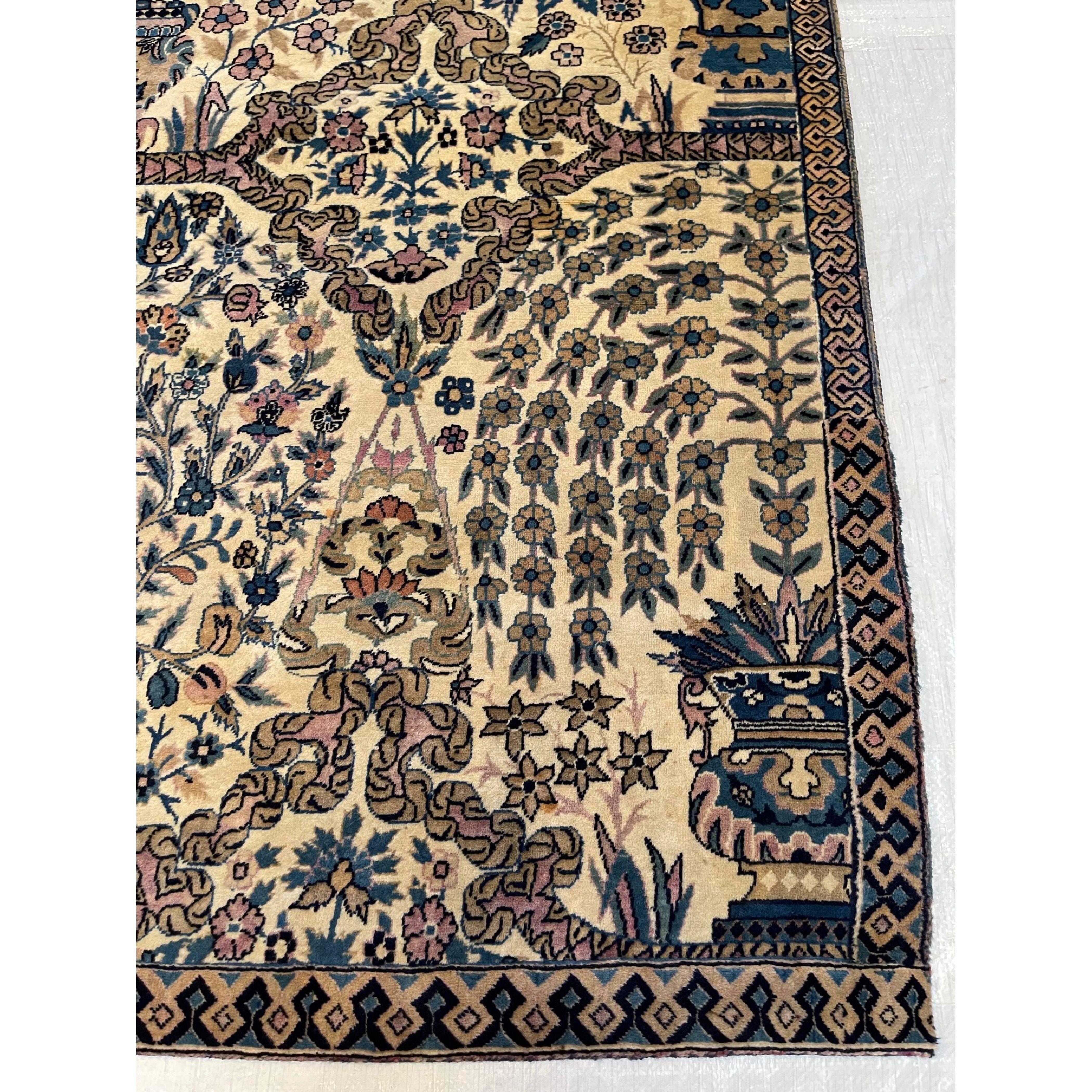 Tapis anciens d'Agra Agra est un centre important de production de tapis depuis la grande période de l'art moghol aux XVIe et XVIIe siècles. Lorsque l'industrie du tapis a été relancée sous la domination britannique au XIXe siècle, la grande