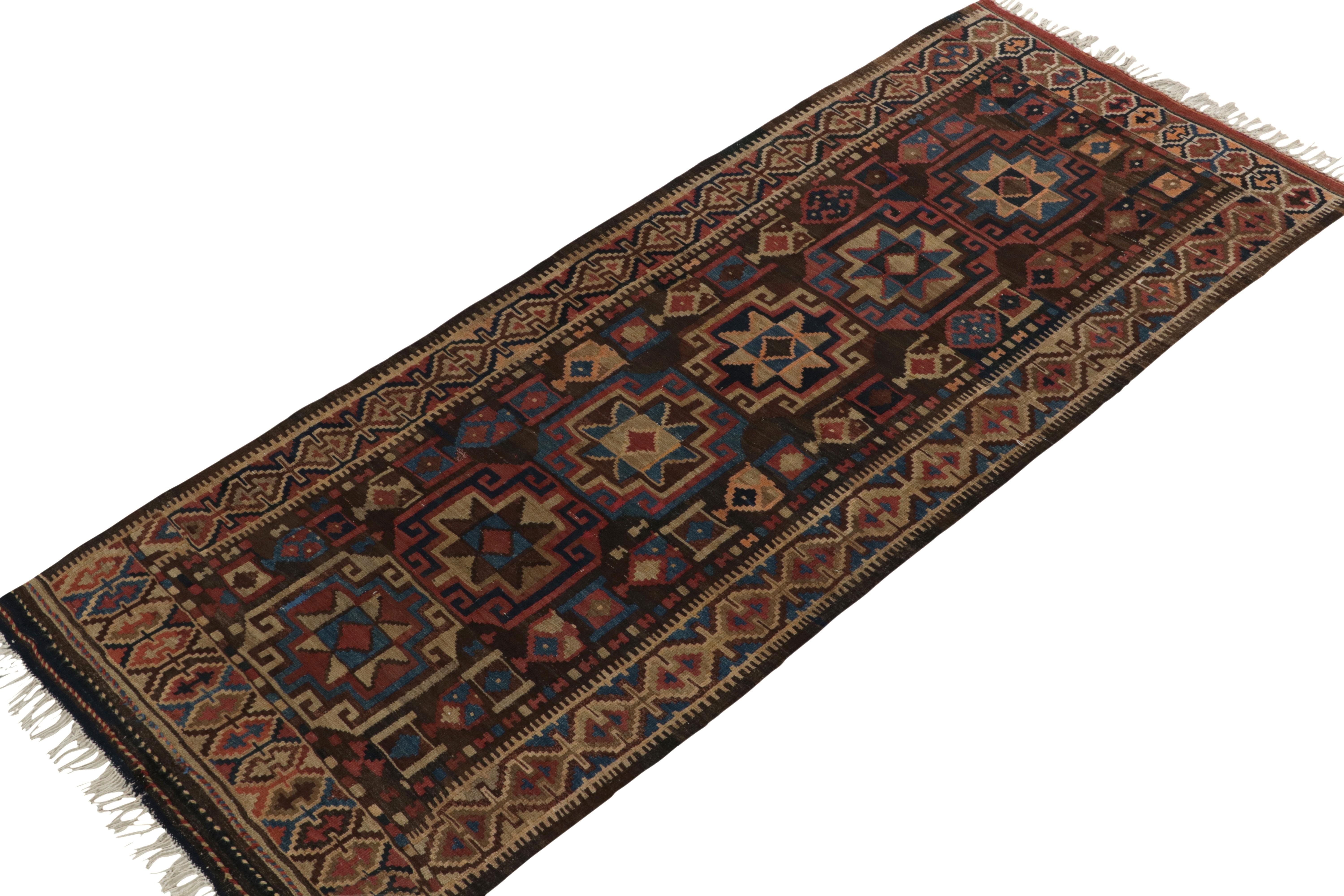 Dieser 4×9 große antike kaukasische Kilim-Läufer aus Wolle, der um 1920-1930 handgewebt wurde, ist vermutlich kurdischer Herkunft.

Über das Design:

Ein sattes Schokoladenbraun unterstreicht Beige, Ägäisblau und Himbeerrot in der Palette der