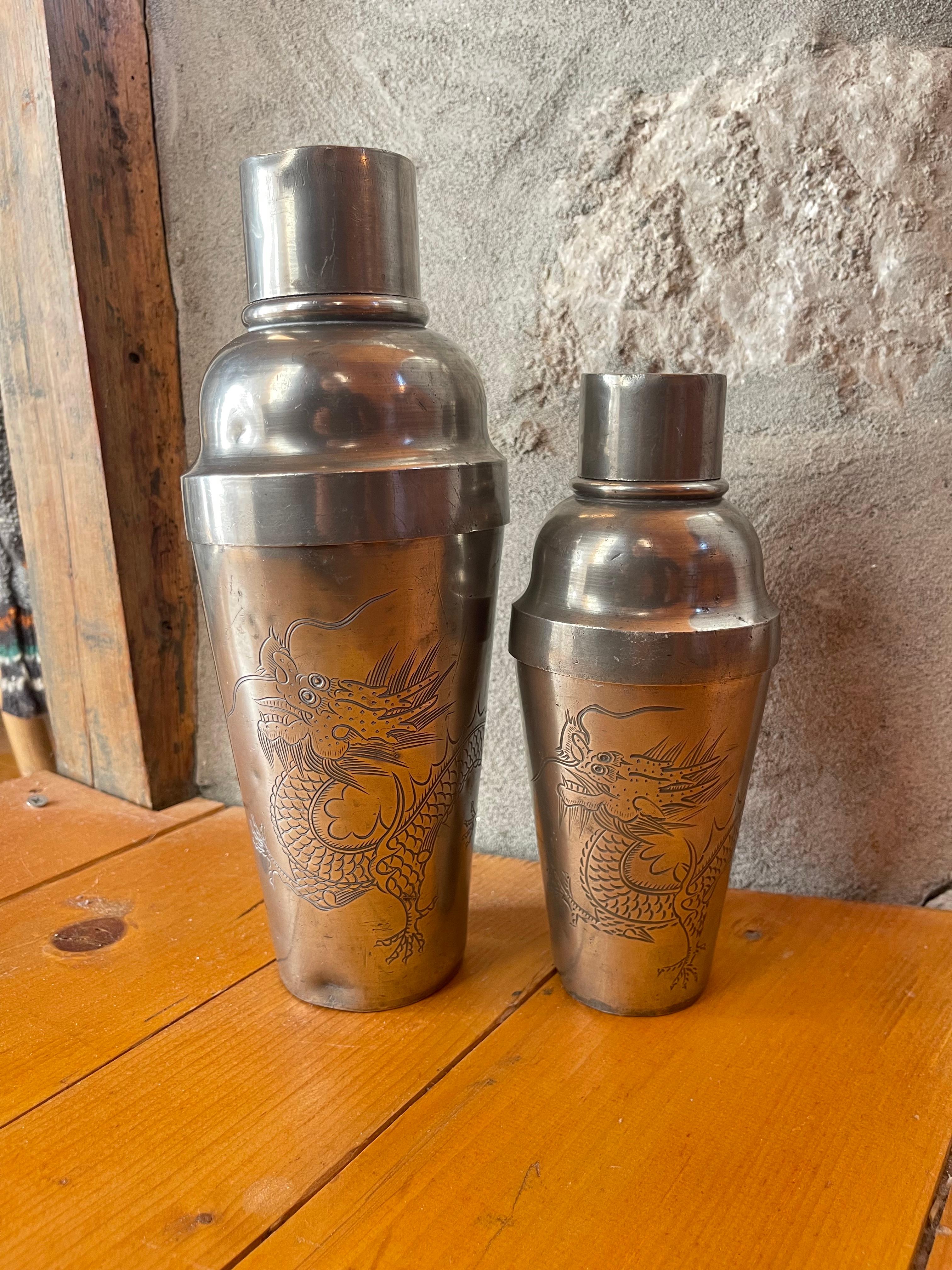 Una rara coppia di shaker cinesi dell'inizio del XX secolo di Kut Hing, uno dei più stimati produttori di peltro di Shakers. Conosciuti per la loro intricata lavorazione, questi Shakers presentano motivi di draghi incisi a mano, emblema di potere e