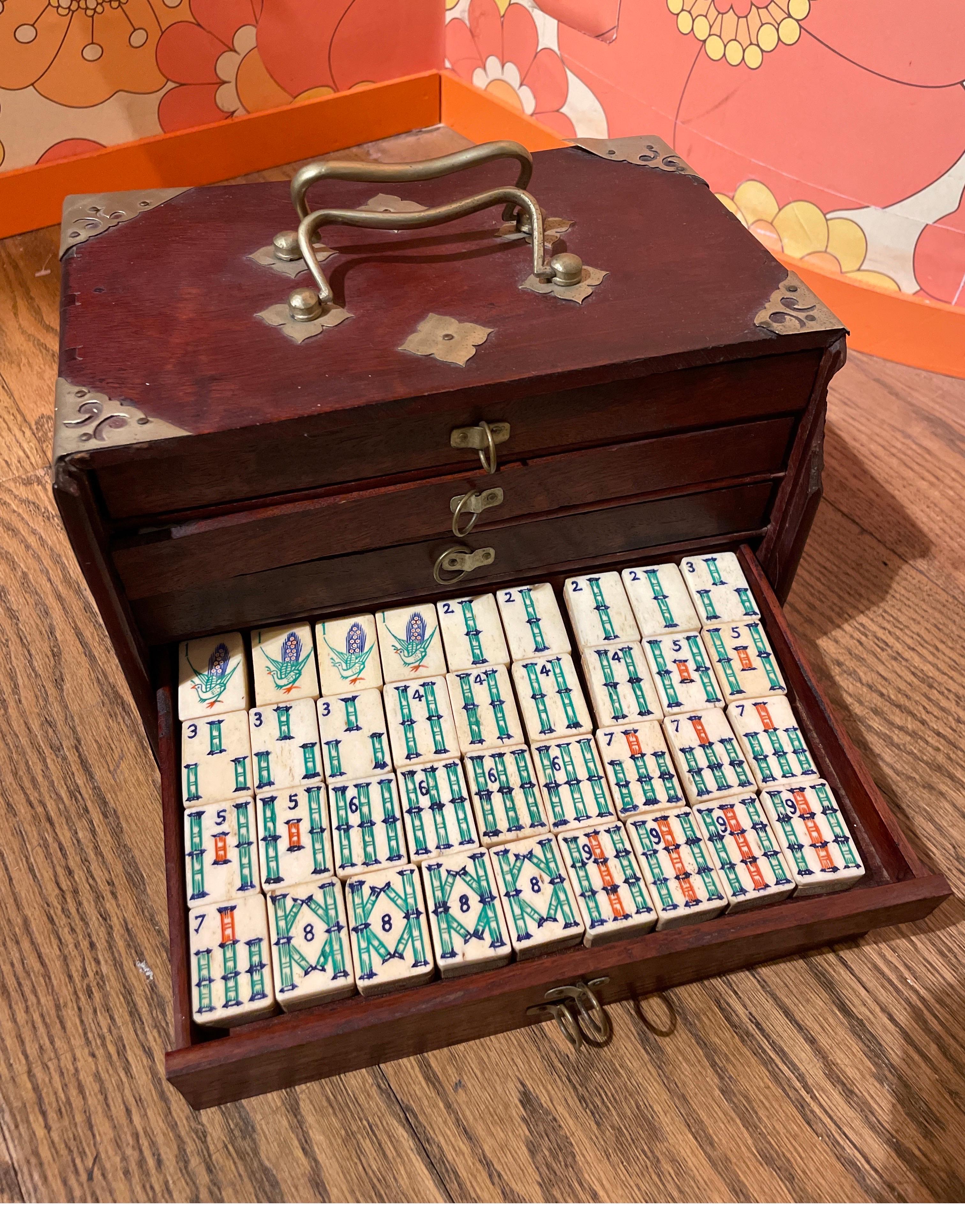 Mahjong Antiguo de Bambú y Hueso de los Años 20 Juego de Caja Tallado y Pintado a Mano en Bueno Estado en Greenport, NY
