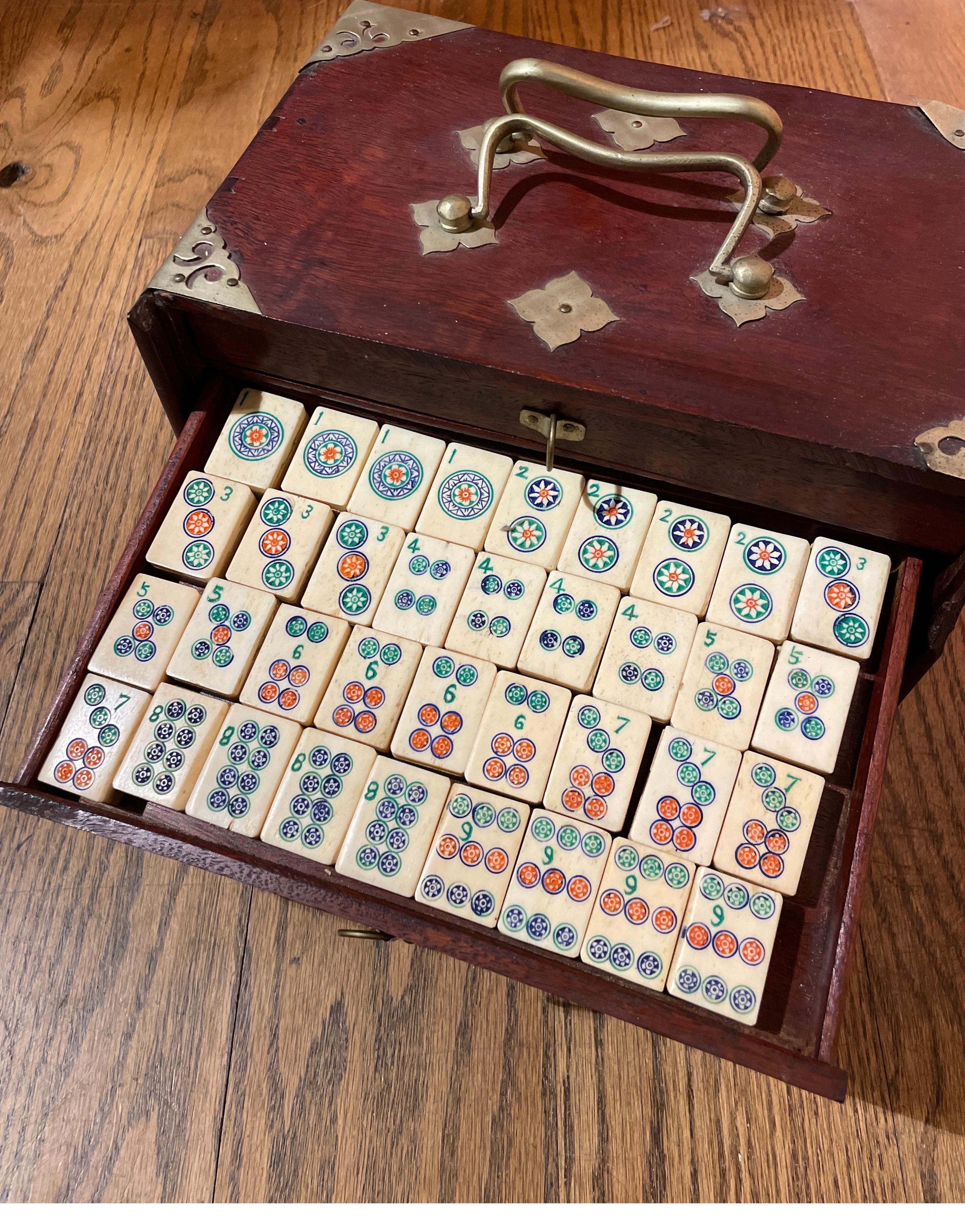 Mahjong Antiguo de Bambú y Hueso de los Años 20 Juego de Caja Tallado y Pintado a Mano 1