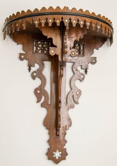 Mensola da parete marocchina antica degli anni '20 con intarsio a conchiglia mensola da parete moresca