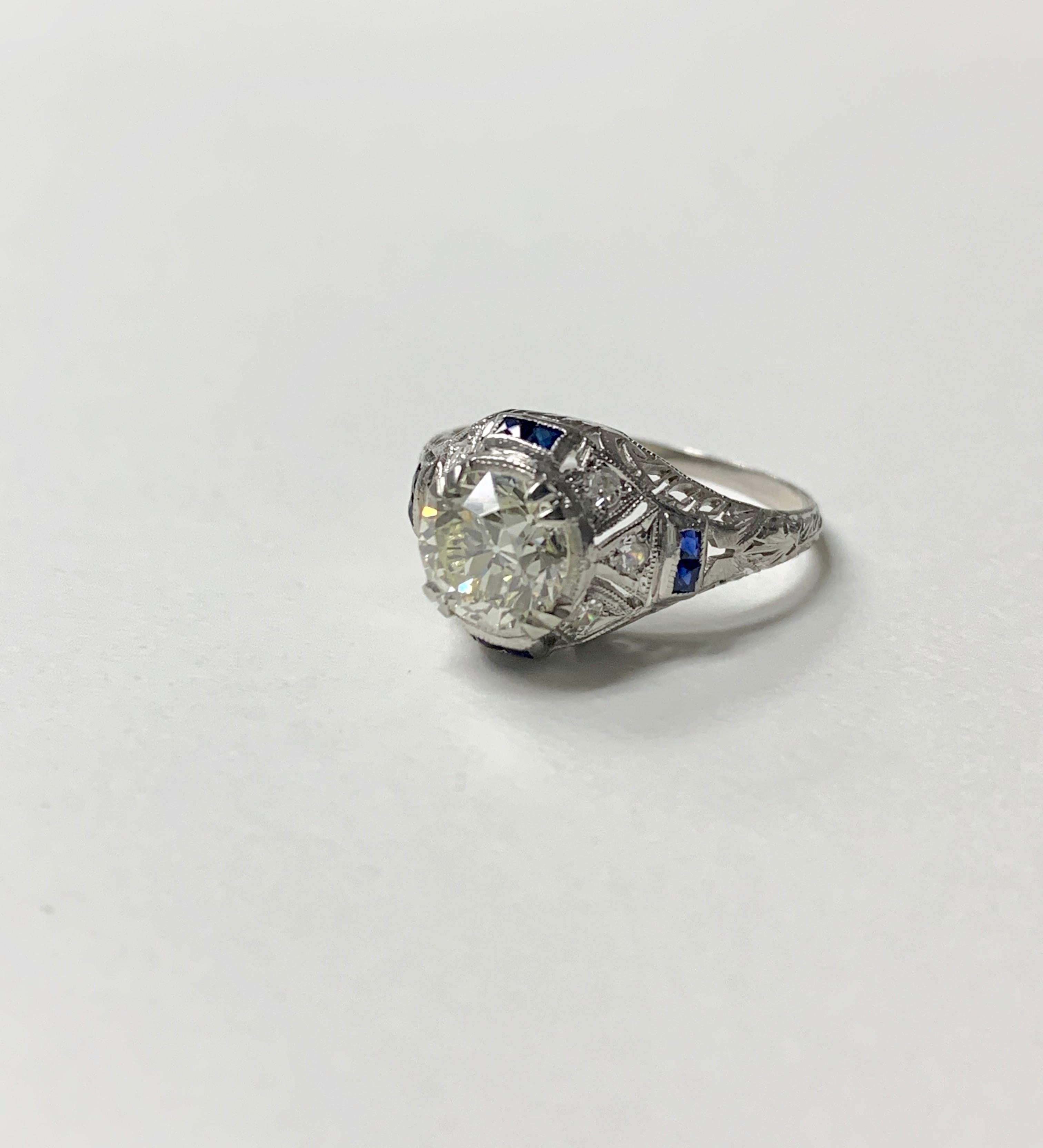 bague de fiançailles en platine avec un diamant de taille européenne des années 1920. 
Les détails sont les suivants : 
Poids du diamant : 1,35 carat ( couleur JK et pureté VS ) 
Métal : Platine 
Taille de l'anneau : 4 3/4