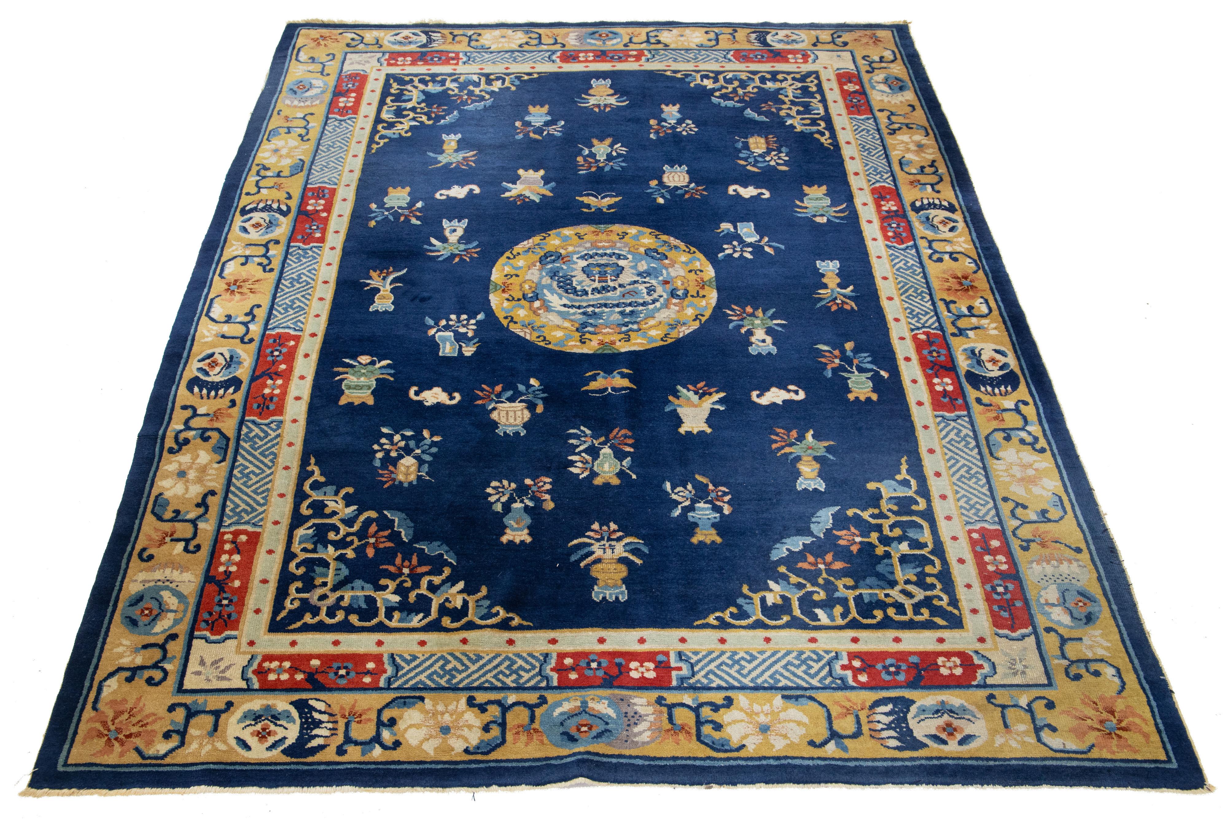 Cet élégant tapis chinois ancien de Pékin en laine présente un champ bleu marine avec une bordure décorative et des accents de couleurs vives, mettant en valeur un étonnant motif chinois classique.

Ce tapis mesure 6'3'' x 8'10''.

 