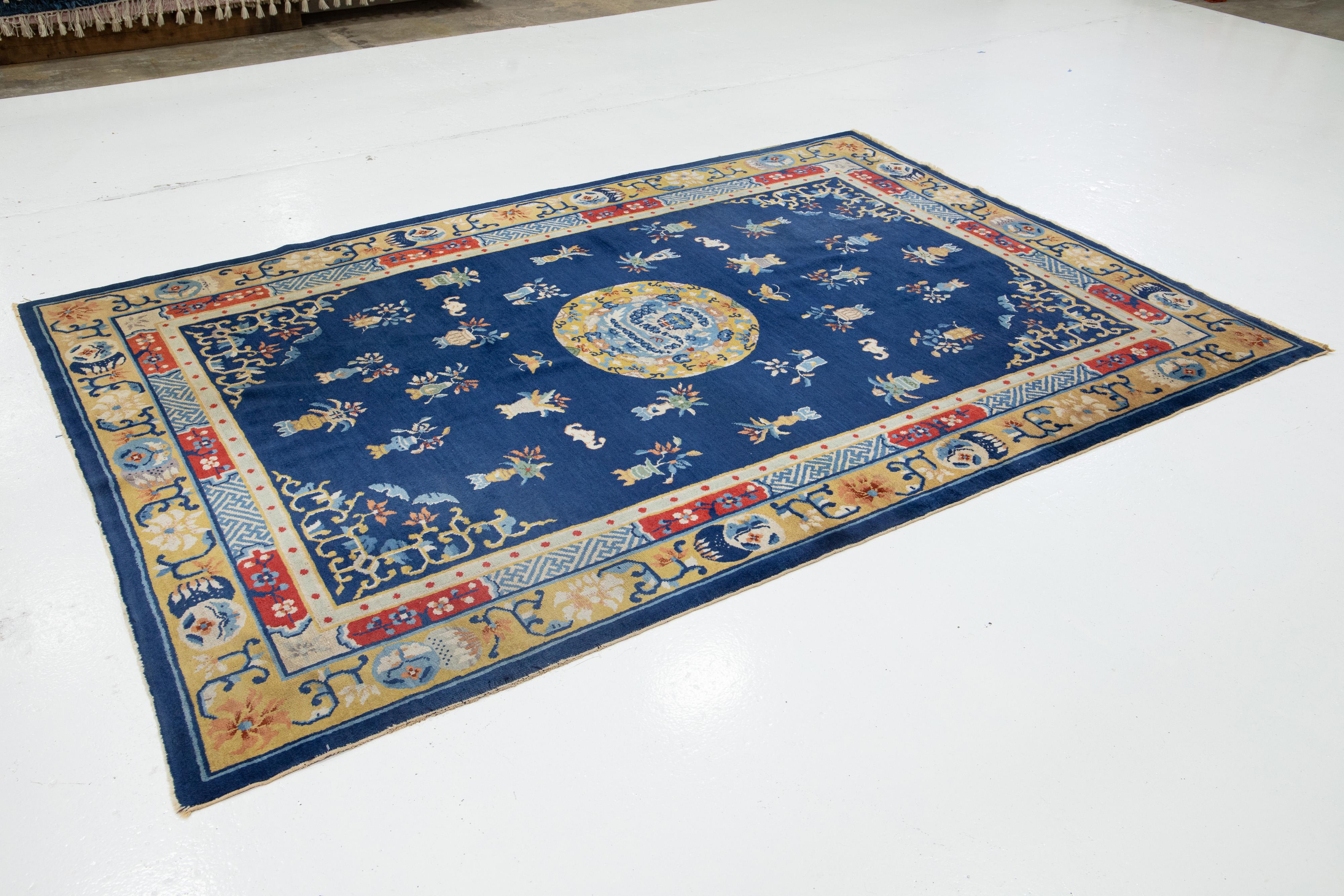 Exportation chinoise Tapis chinois ancien des années 1920 conçu à Pékin en bleu, fabriqué à la main en vente