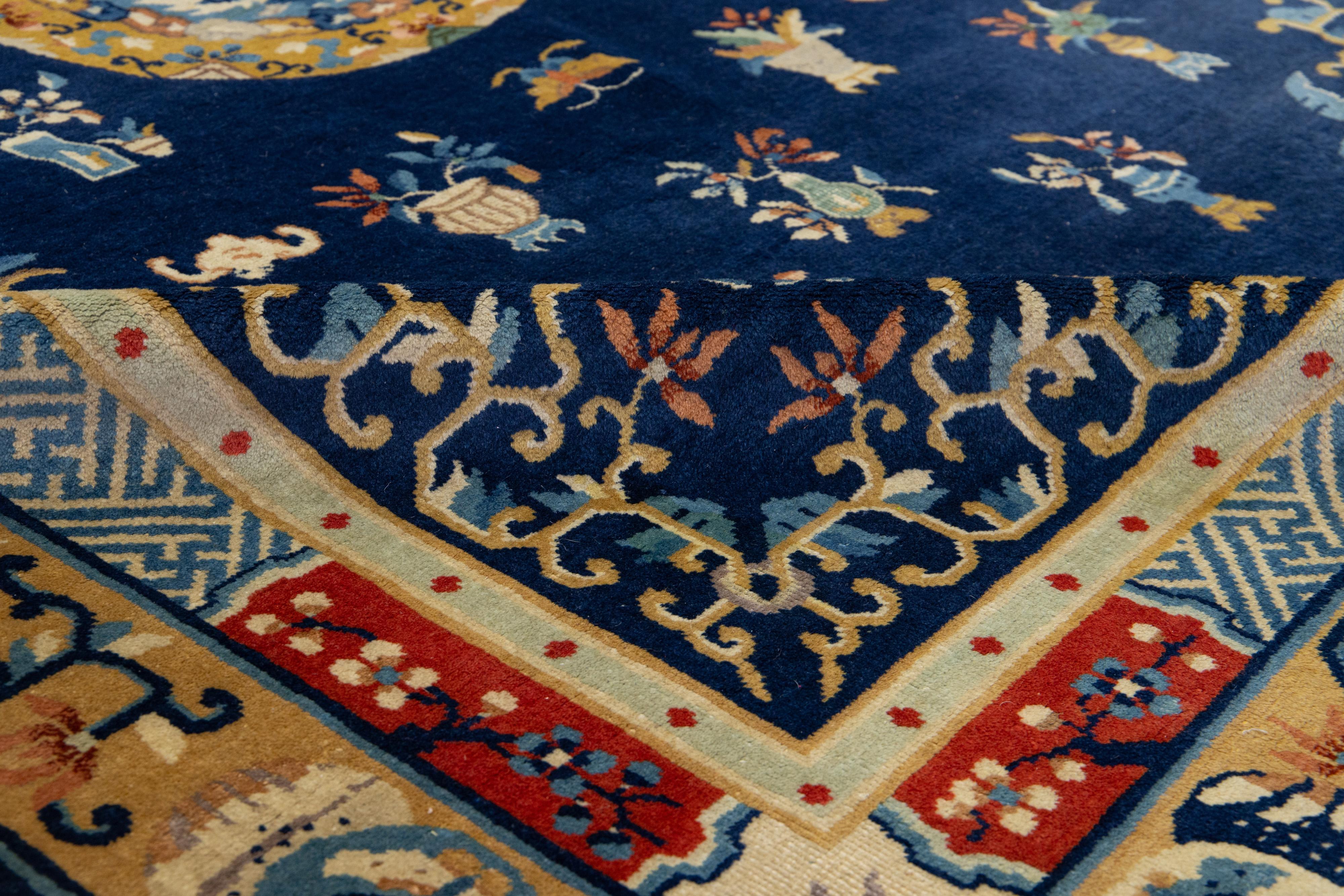Chinois Tapis chinois ancien des années 1920 conçu à Pékin en bleu, fabriqué à la main en vente