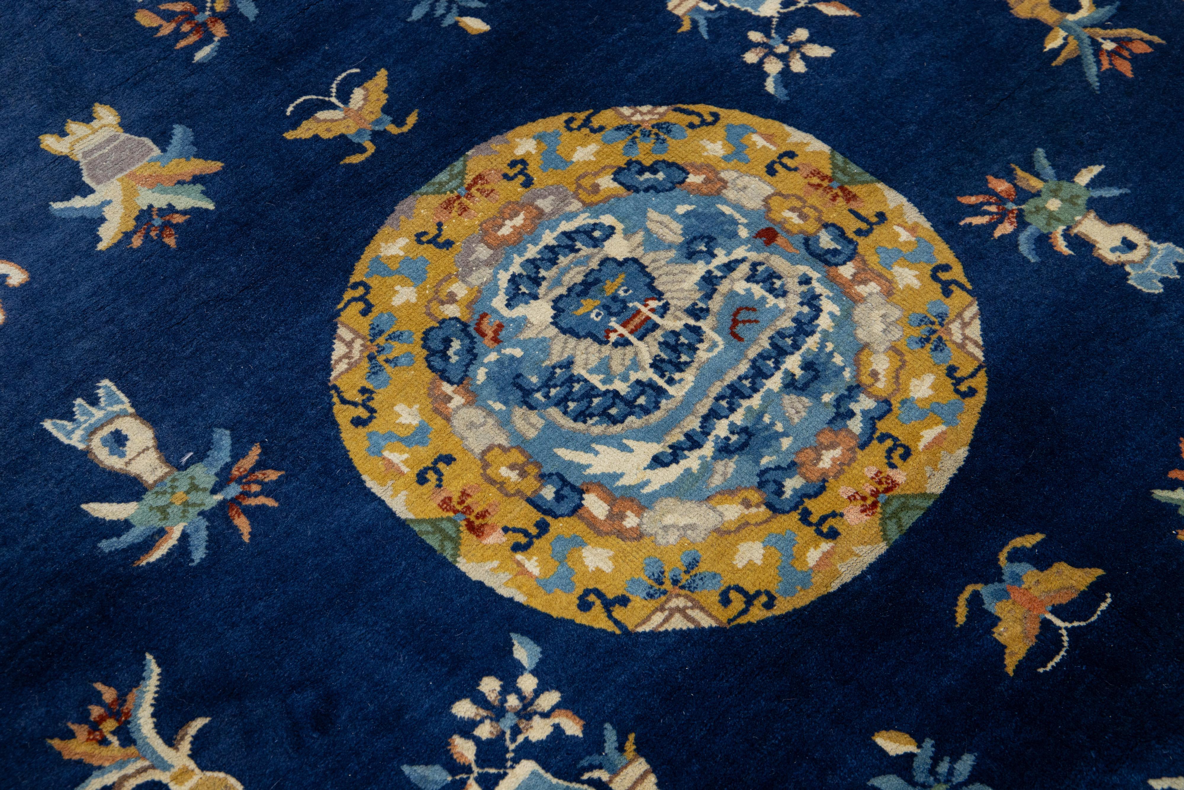 Noué à la main Tapis chinois ancien des années 1920 conçu à Pékin en bleu, fabriqué à la main en vente