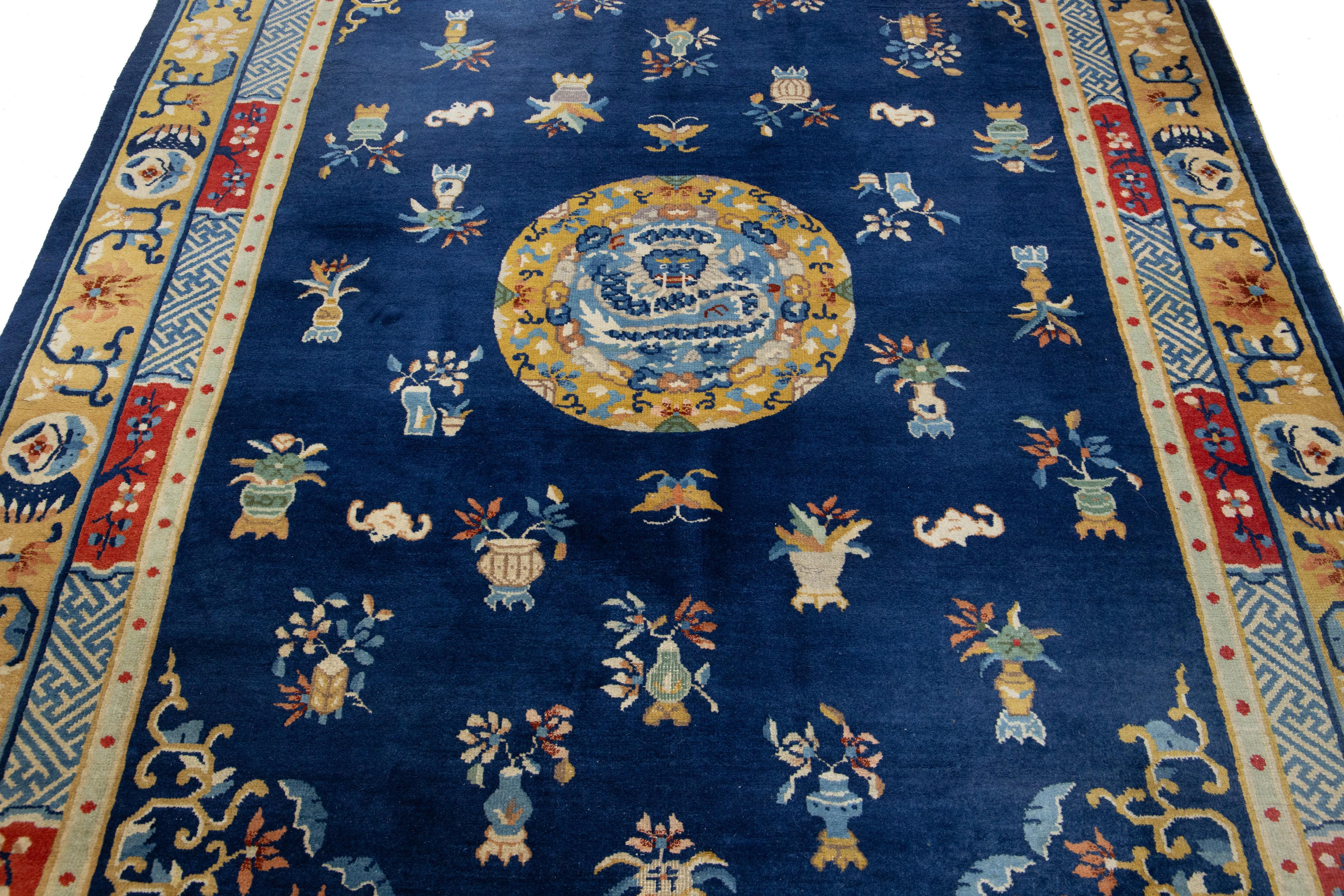 Tapis chinois ancien des années 1920 conçu à Pékin en bleu, fabriqué à la main Excellent état - En vente à Norwalk, CT