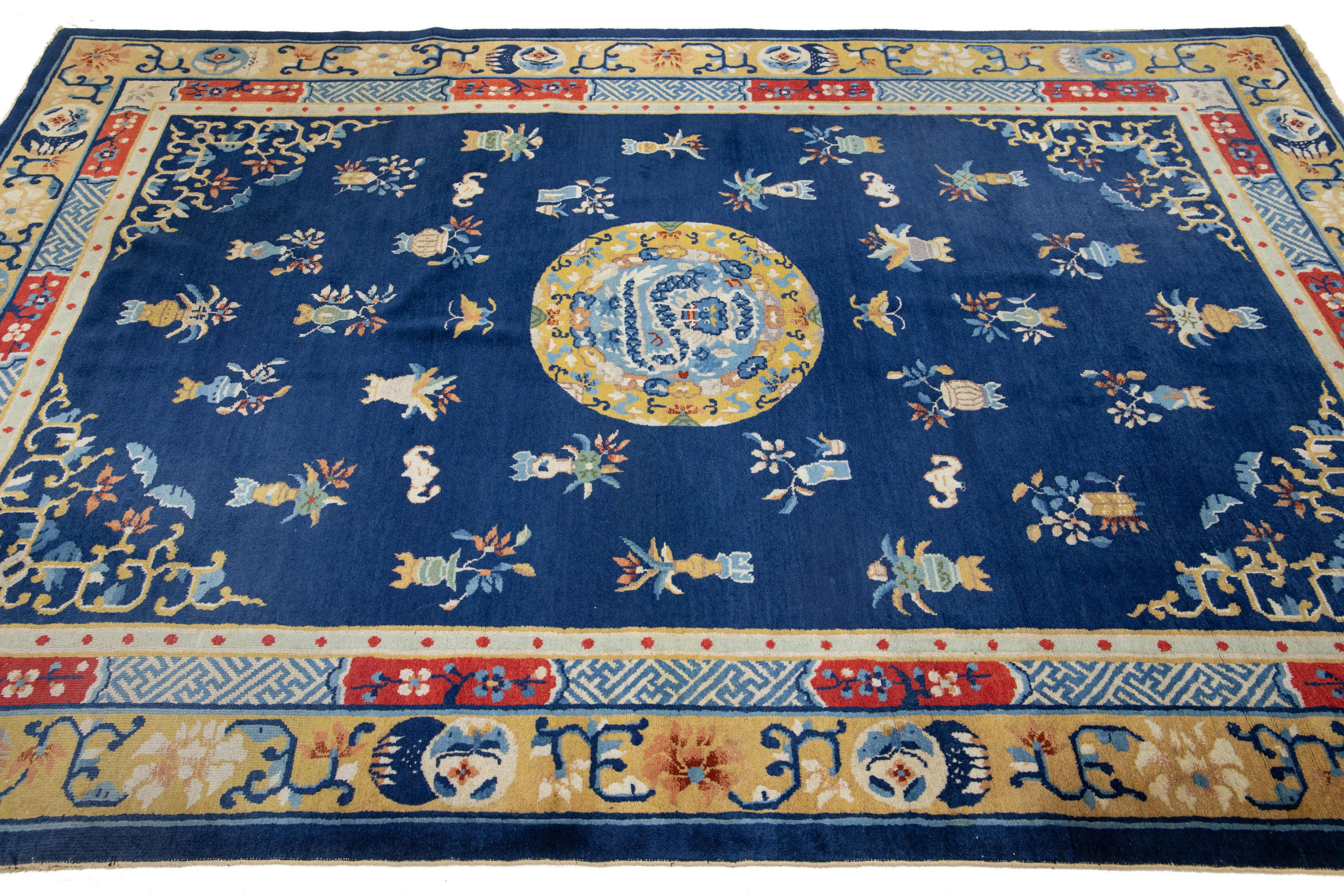 Autre Tapis chinois ancien des années 1920 conçu à Pékin en bleu, fabriqué à la main en vente