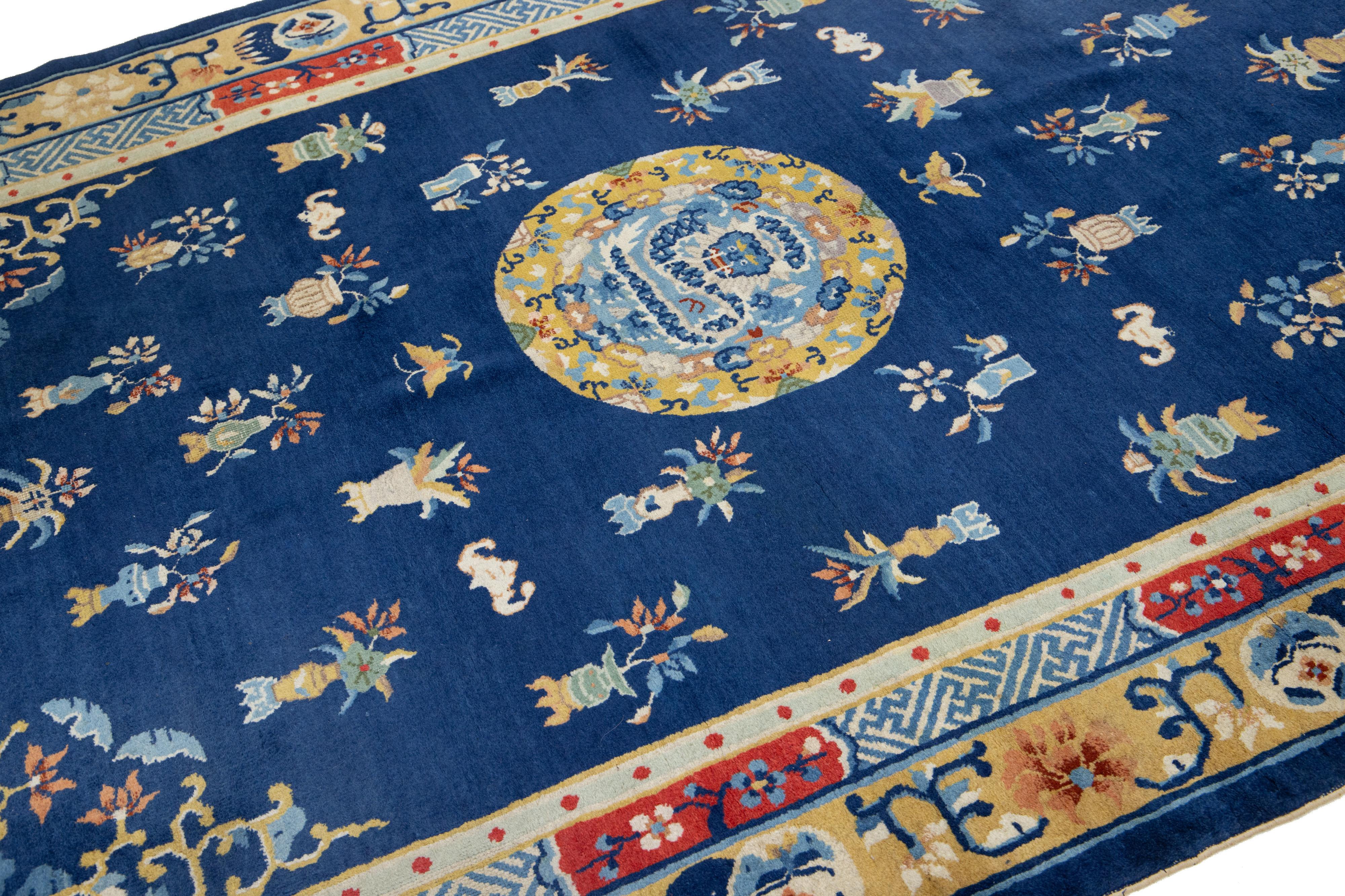 Tapis chinois ancien des années 1920 conçu à Pékin en bleu, fabriqué à la main en vente 1