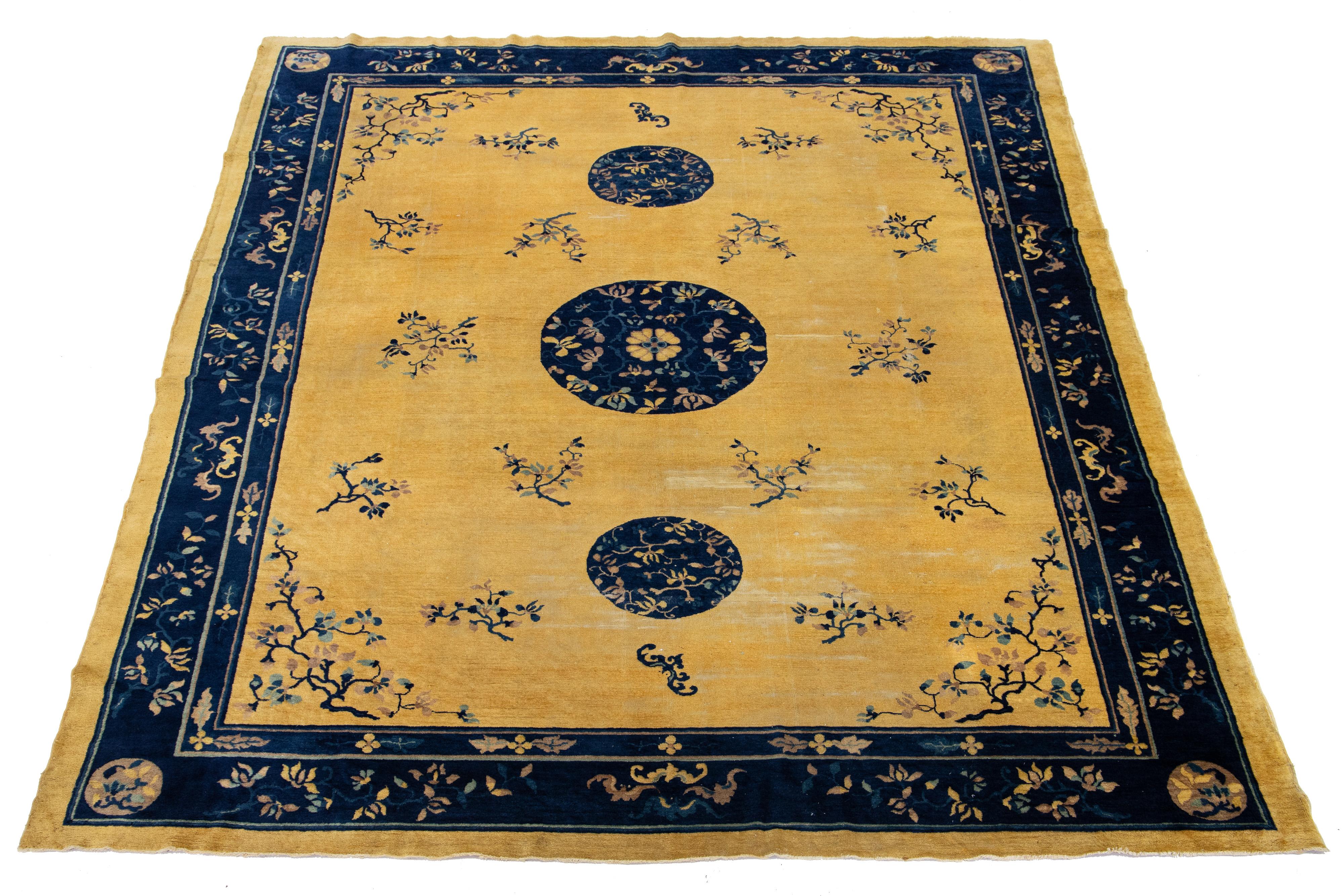 This elegant antique Peking Chinese wool rug features a goldenrod field with a decorative border and navy blue accents, showcasing a stunning classic Chinese motif.

This rug measures 9'1'' x 11'5''.

 