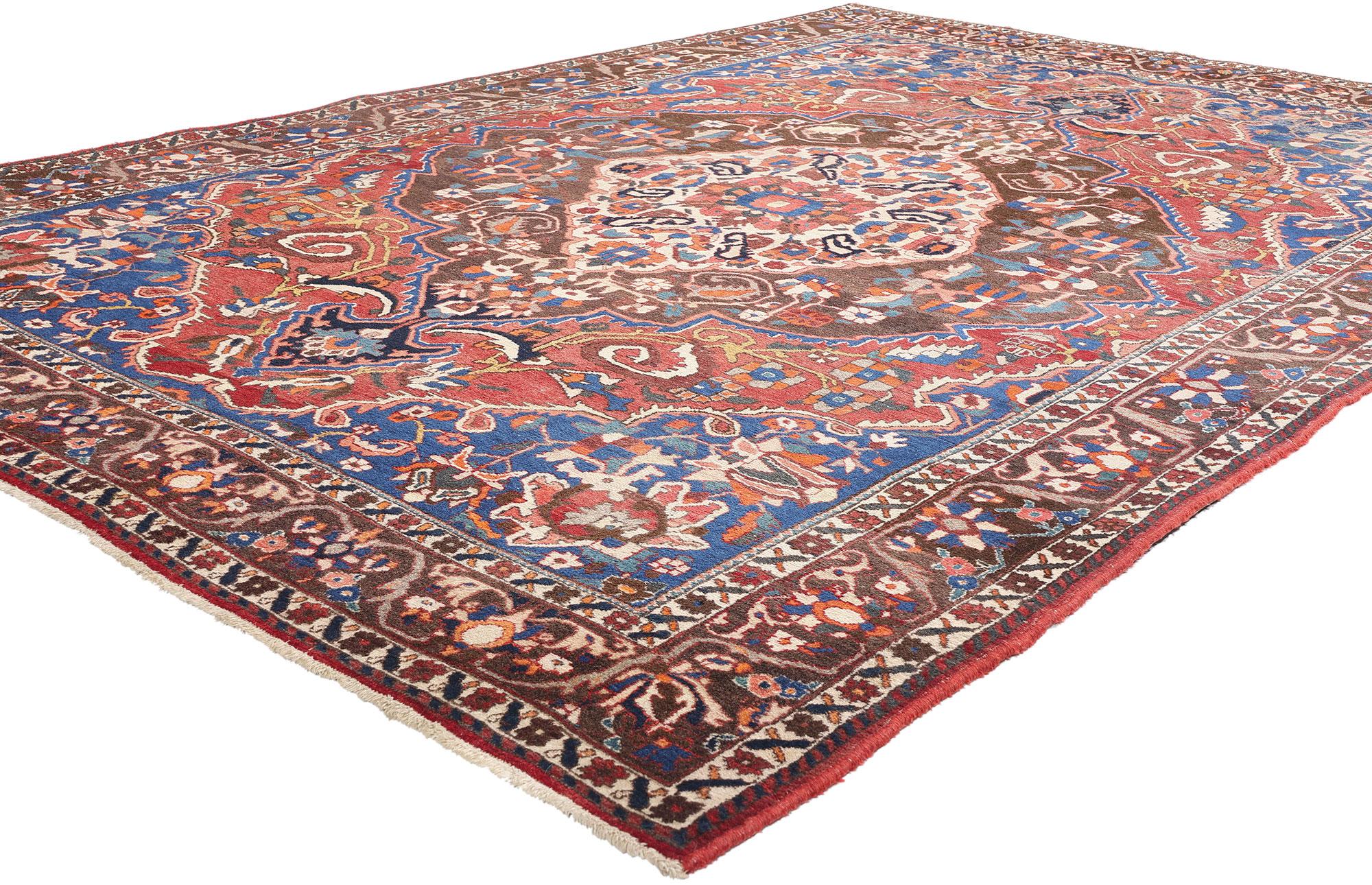 79169 Tapis Persan Bakhtiari Antique Distressed, 07'00 x 10'06. Tissé au cœur des montagnes Zagros par les tribus nomades Bakhtiari, ce tapis antique persan Bakhtiari en laine nouée à la main et en détresse est un exemple resplendissant de narration