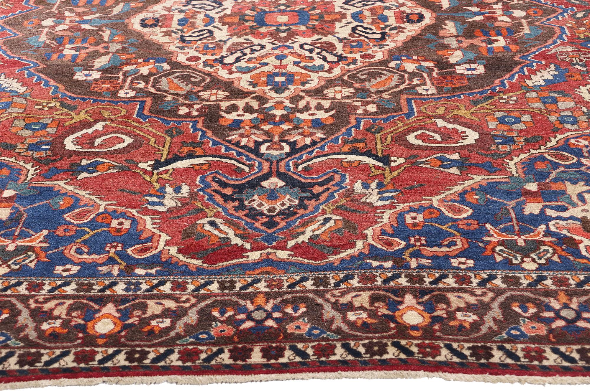 Perse Tapis persan Bakhtiari ancien des années 1920 avec style moderne en vente