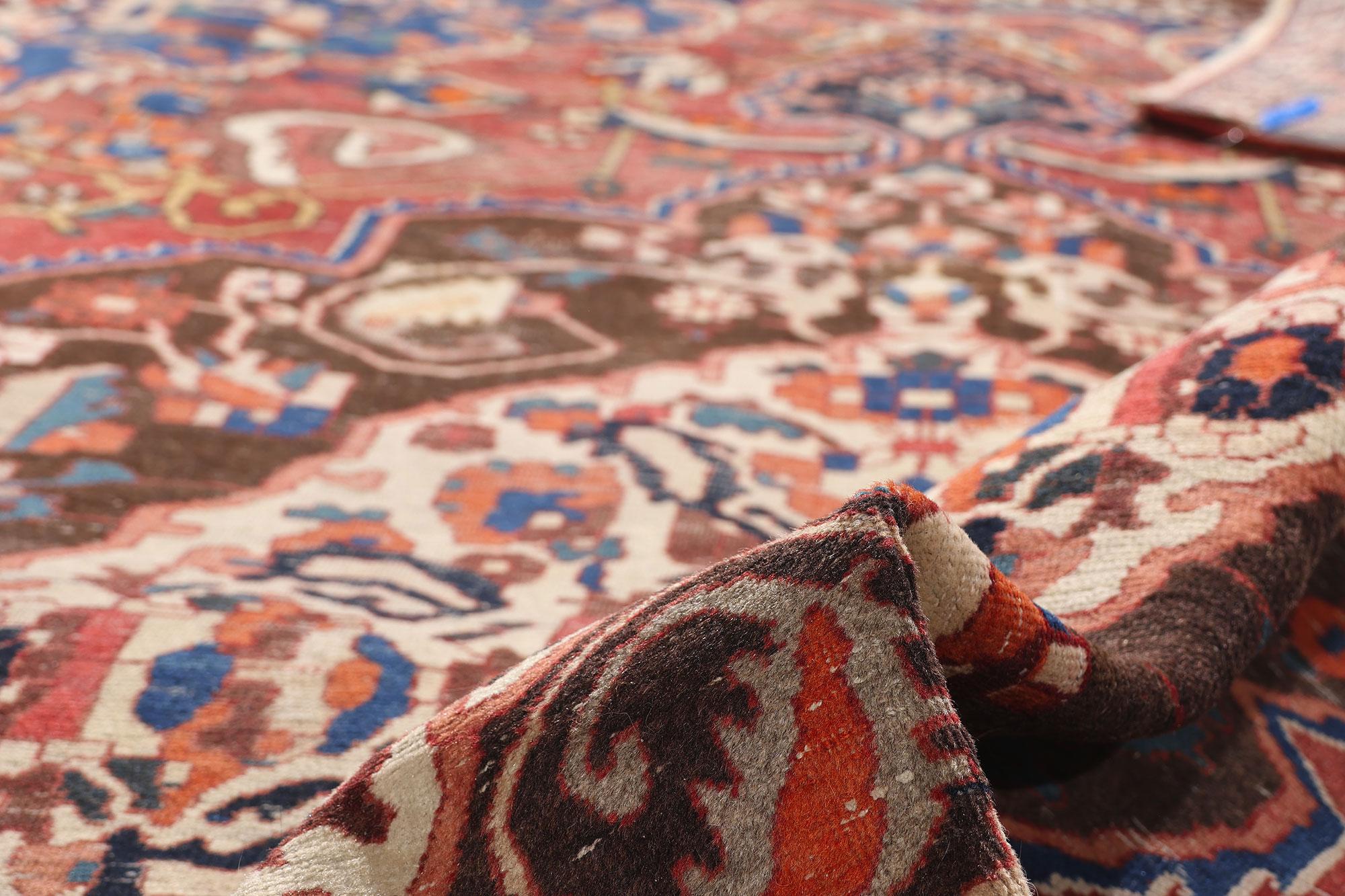 Tapis persan Bakhtiari ancien des années 1920 avec style moderne Abîmé - En vente à Dallas, TX