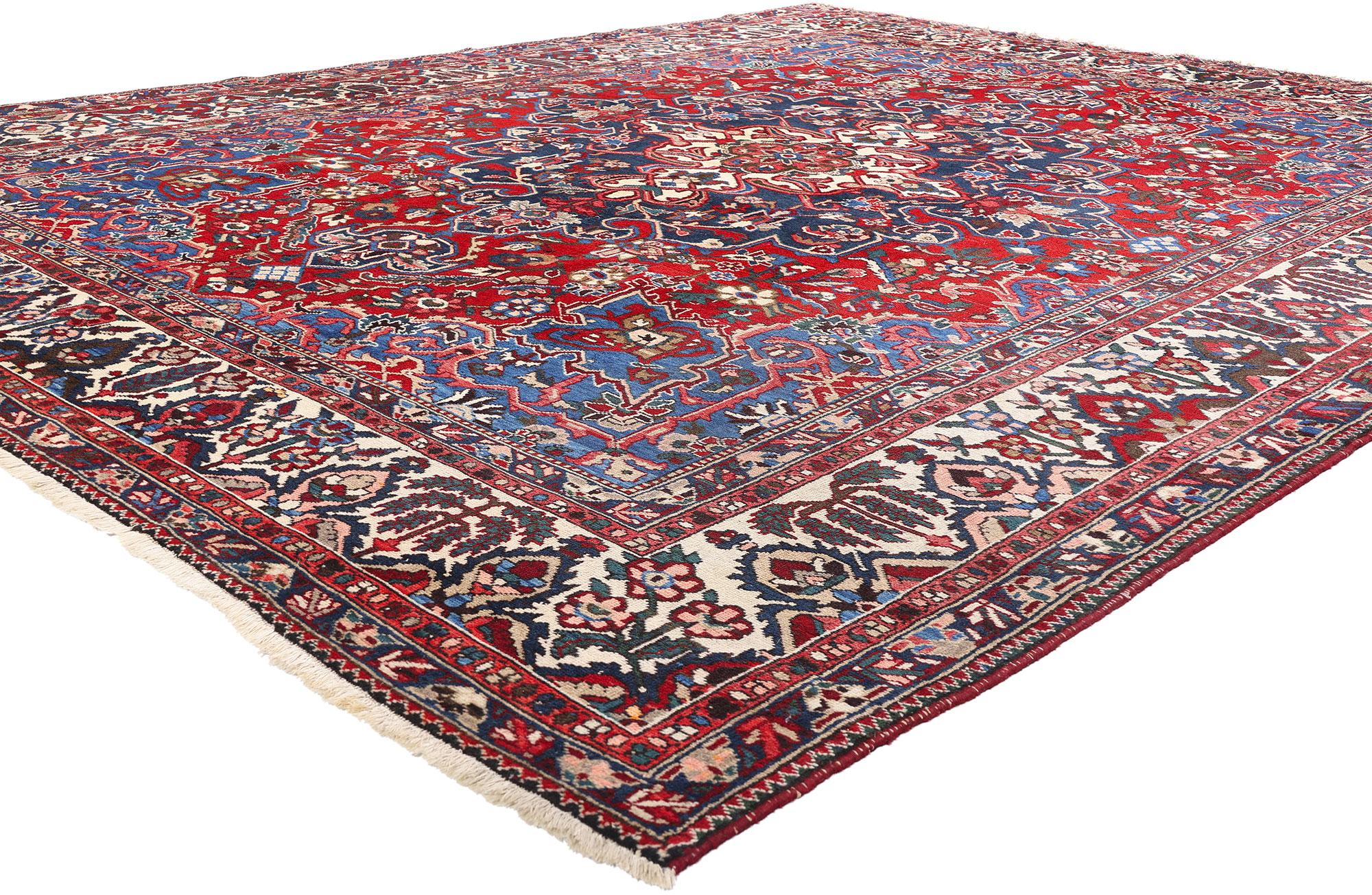 79147 Antique Persian Bakhtiari Rug, 10'05 x 13'00. Ce tapis ancien en laine persane Bakhtiari noué à la main rayonne d'une beauté et d'un art intemporels, incarnant le riche héritage culturel des tribus Bakhtiari. La pièce maîtresse de la