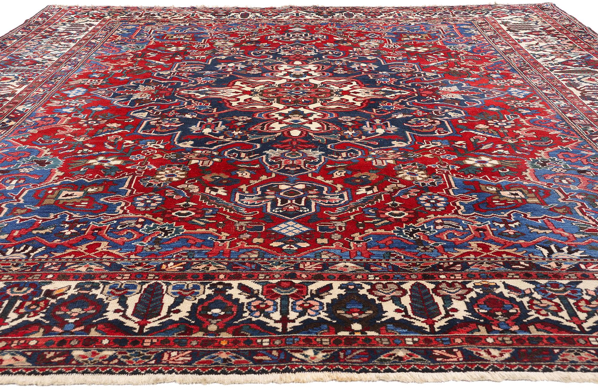 Moderne Tapis persan Bakhtiari ancien des années 1920 avec style traditionnel en vente