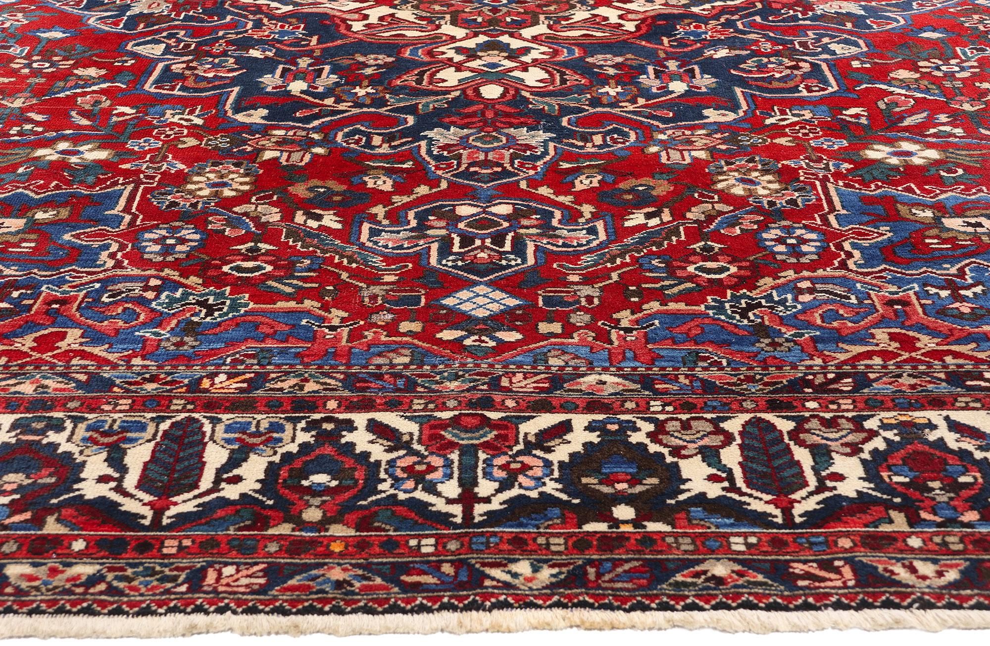 Perse Tapis persan Bakhtiari ancien des années 1920 avec style traditionnel en vente