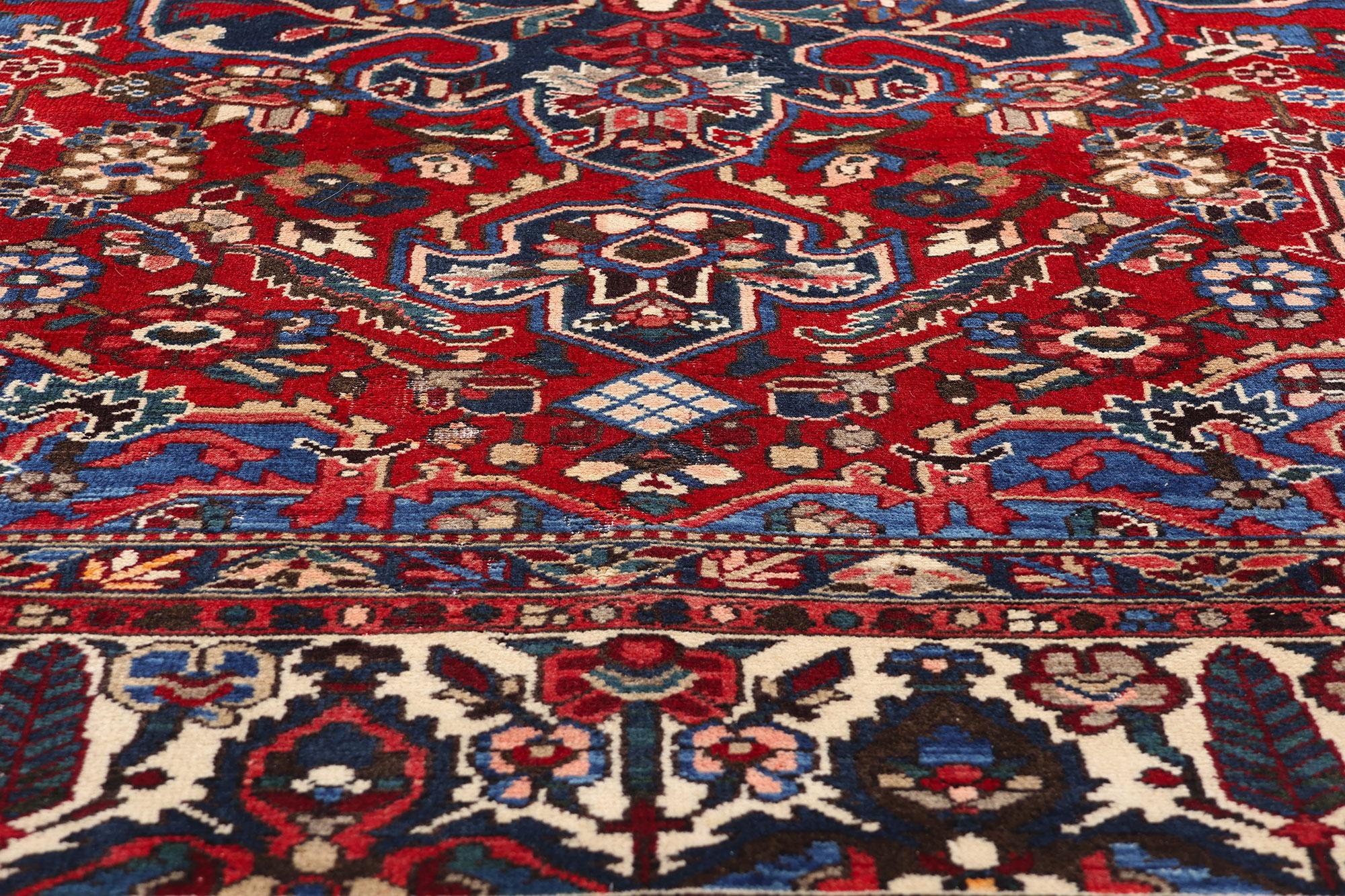 Noué à la main Tapis persan Bakhtiari ancien des années 1920 avec style traditionnel en vente