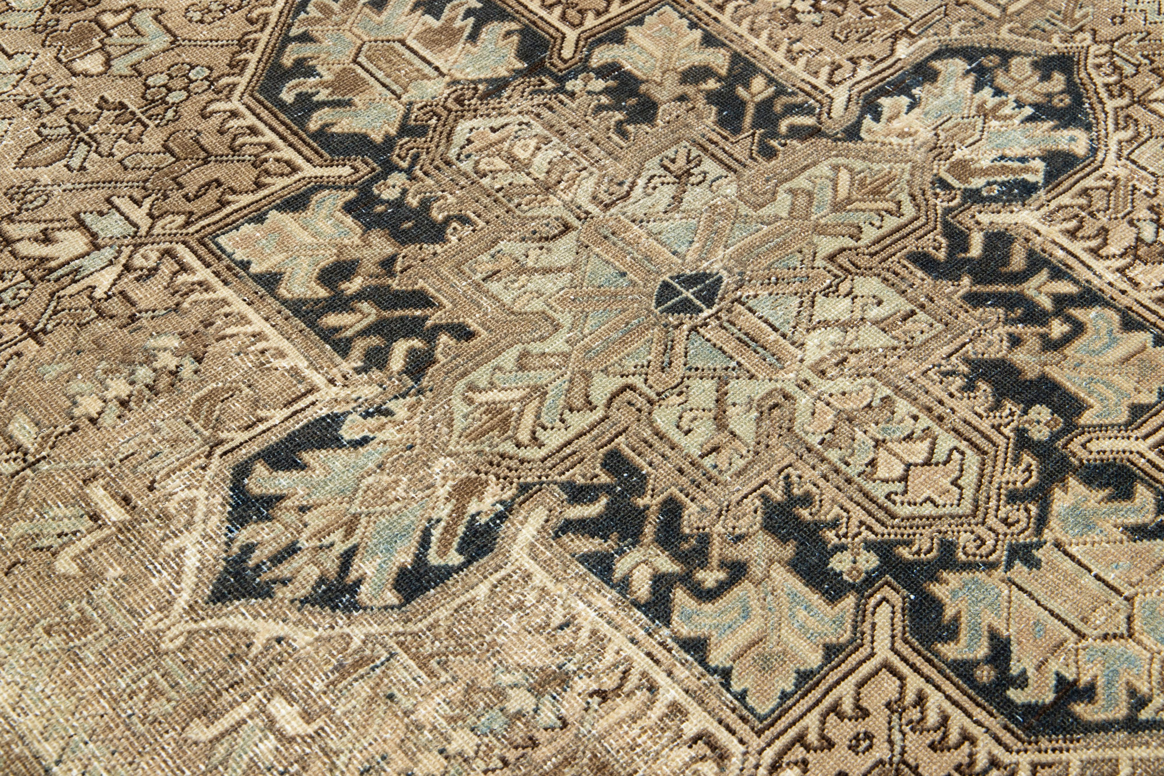Tapis persan ancien Heriz des années 1920, fabriqué à la main en beige avec motif de médaillon en vente 2