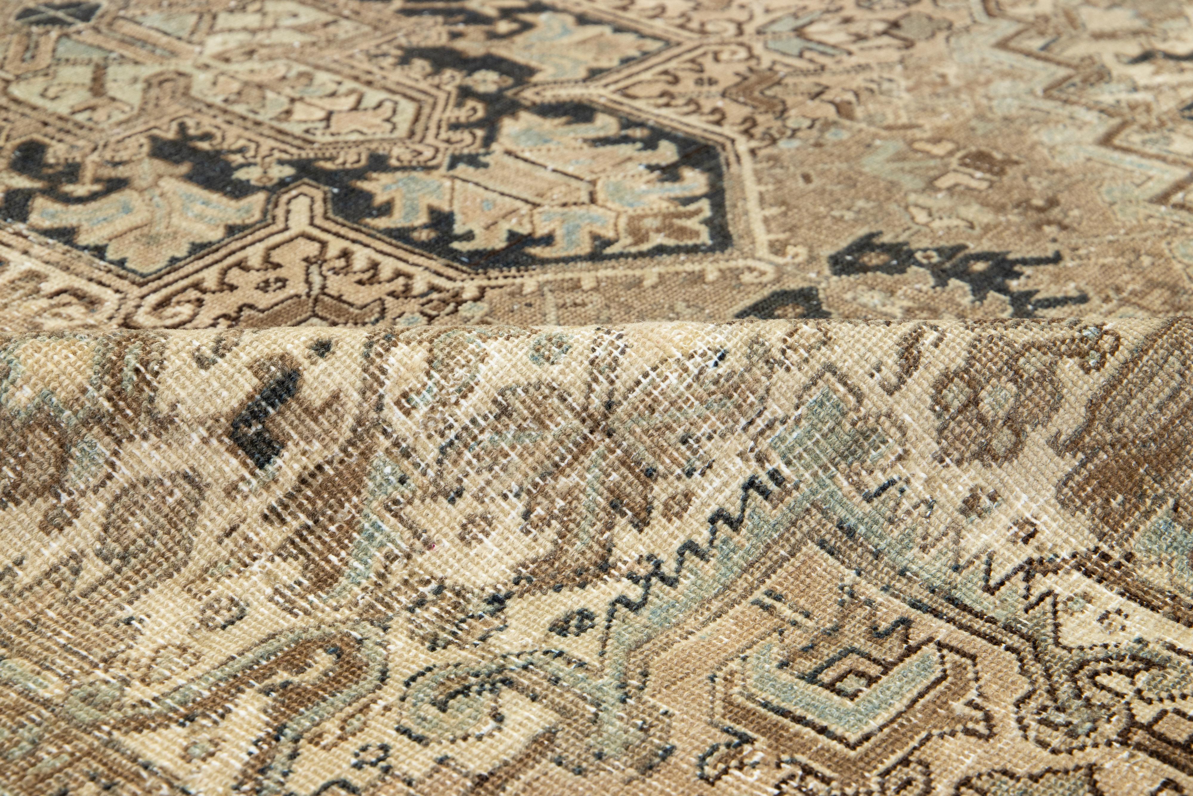 Tapis persan ancien Heriz des années 1920, fabriqué à la main en beige avec motif de médaillon en vente 3