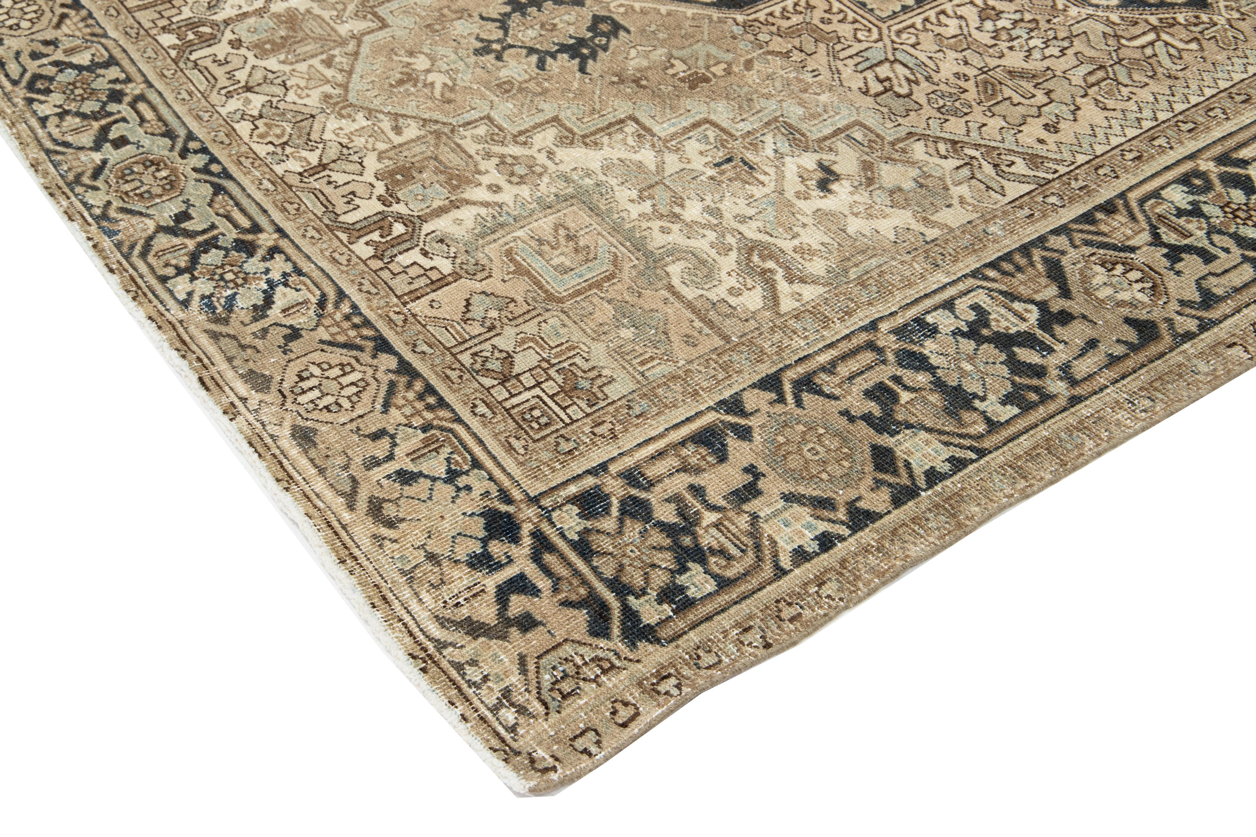 Heriz Serapi Tapis persan ancien Heriz des années 1920, fabriqué à la main en beige avec motif de médaillon en vente