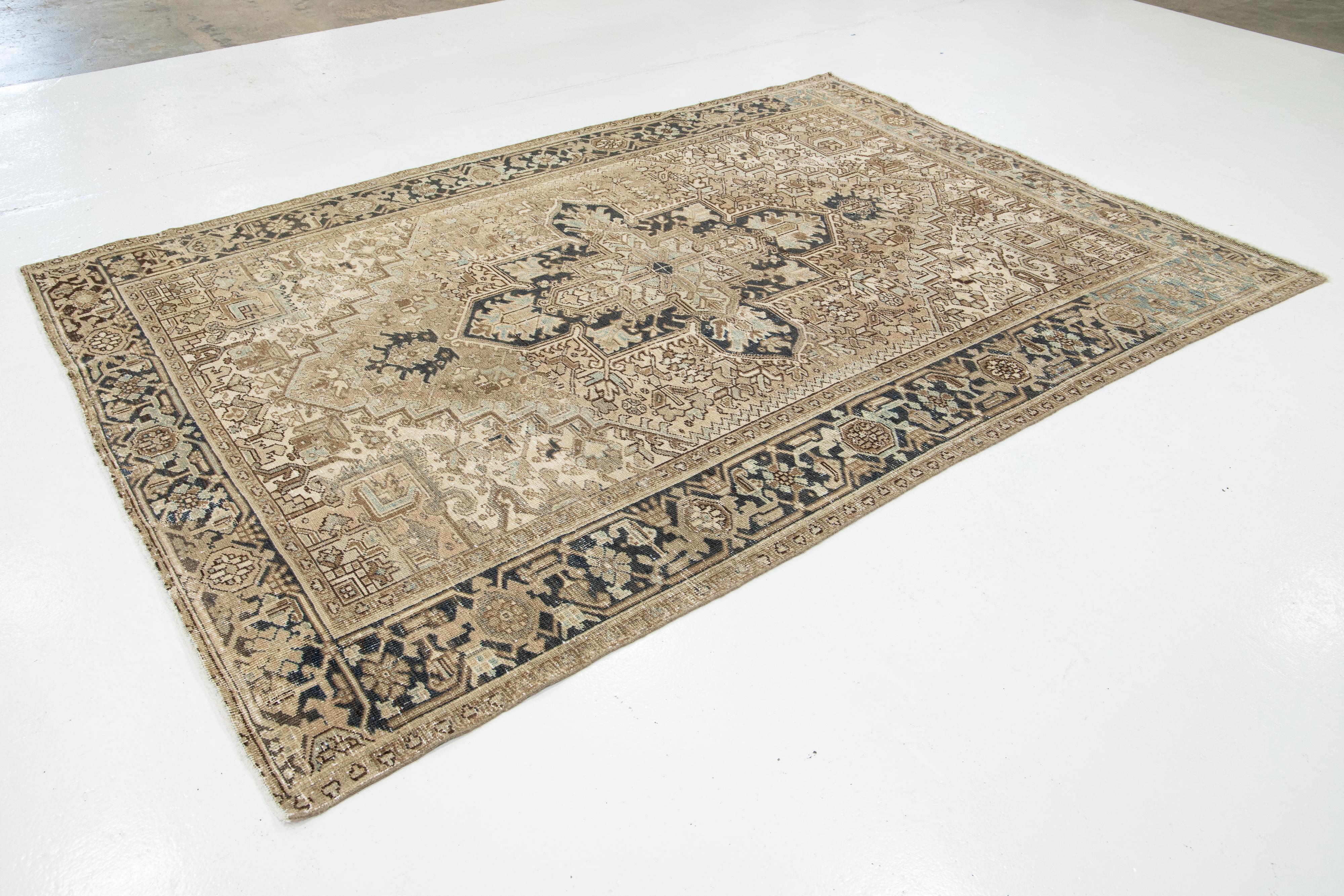 Perse Tapis persan ancien Heriz des années 1920, fabriqué à la main en beige avec motif de médaillon en vente