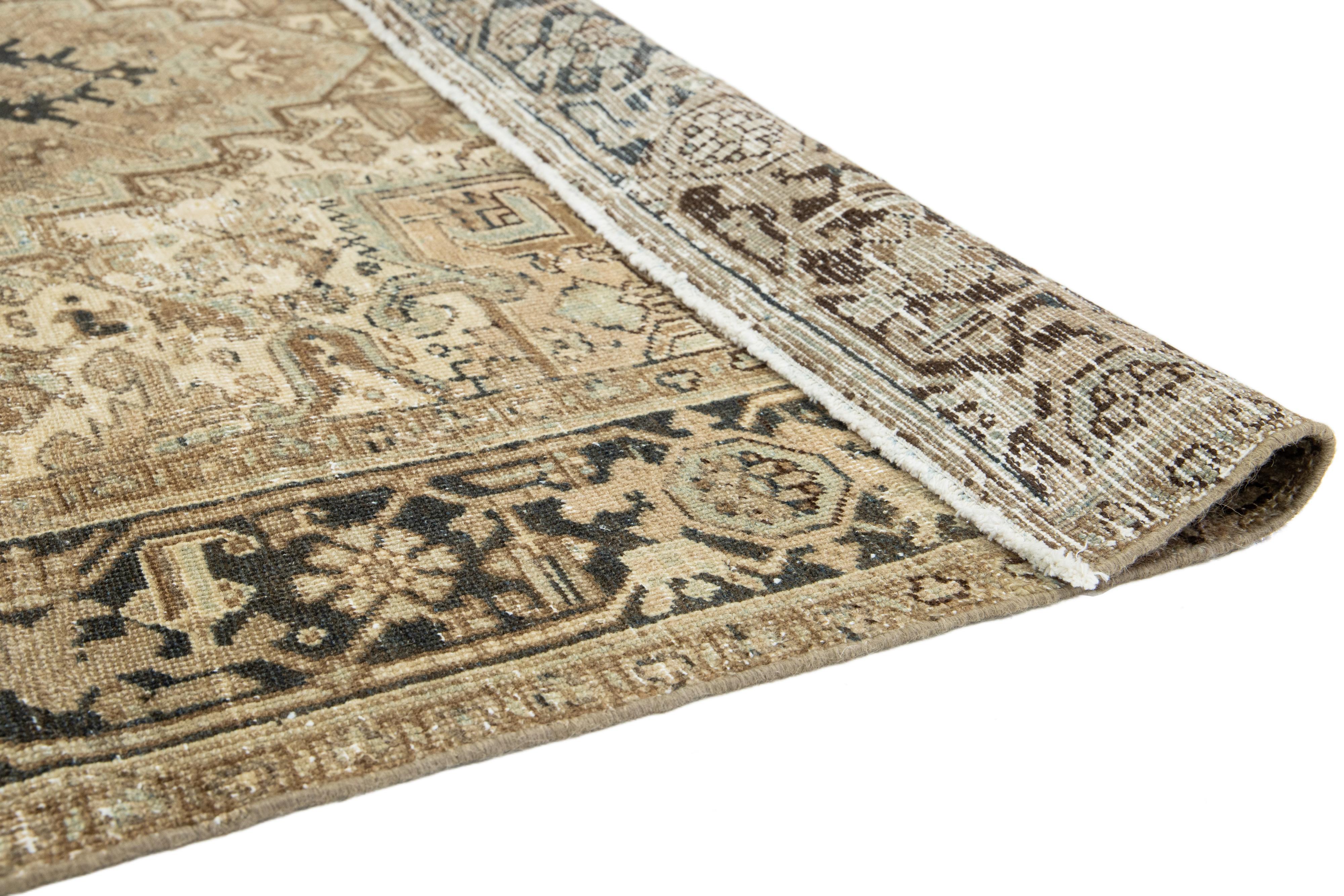 Noué à la main Tapis persan ancien Heriz des années 1920, fabriqué à la main en beige avec motif de médaillon en vente