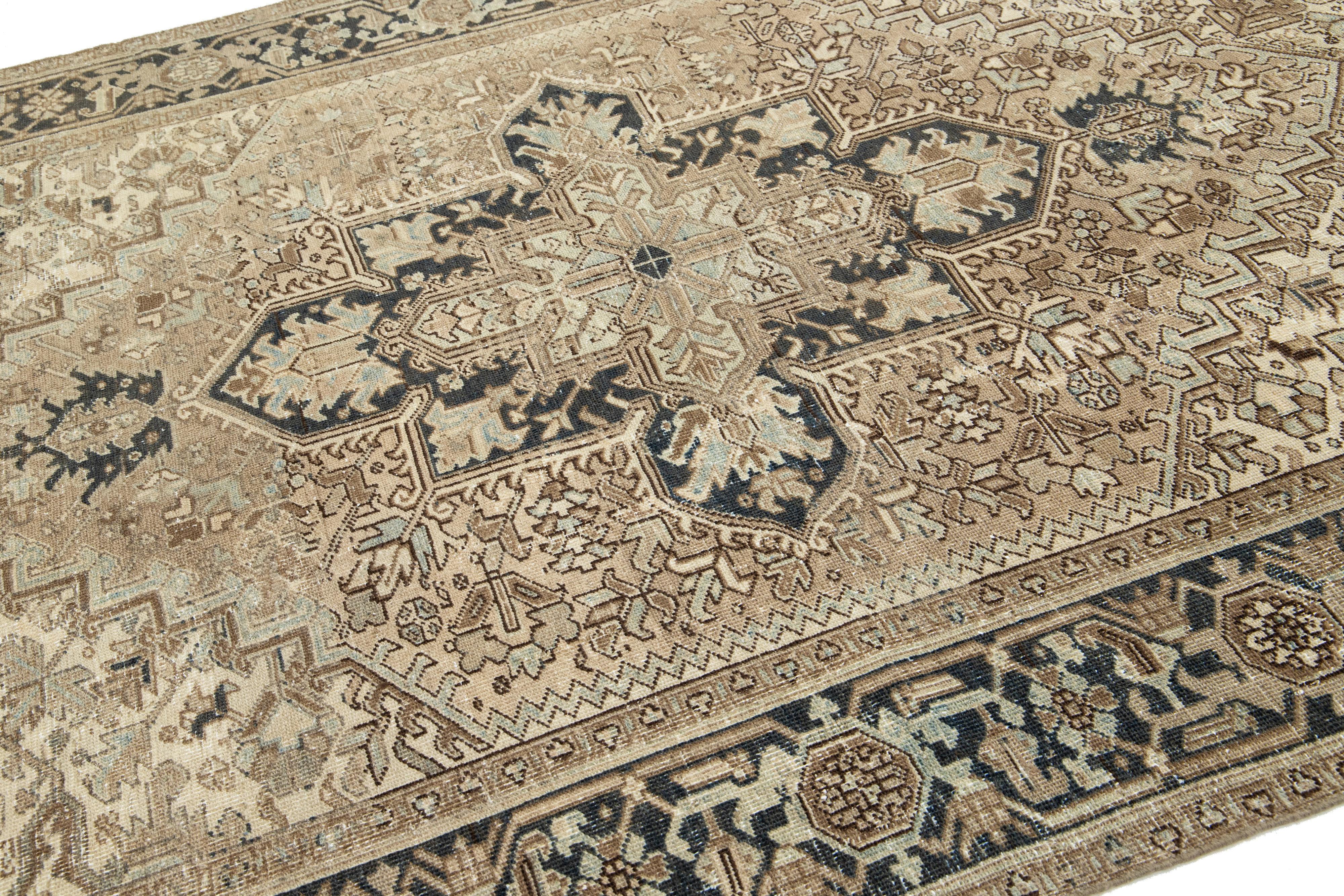 Tapis persan ancien Heriz des années 1920, fabriqué à la main en beige avec motif de médaillon Bon état - En vente à Norwalk, CT