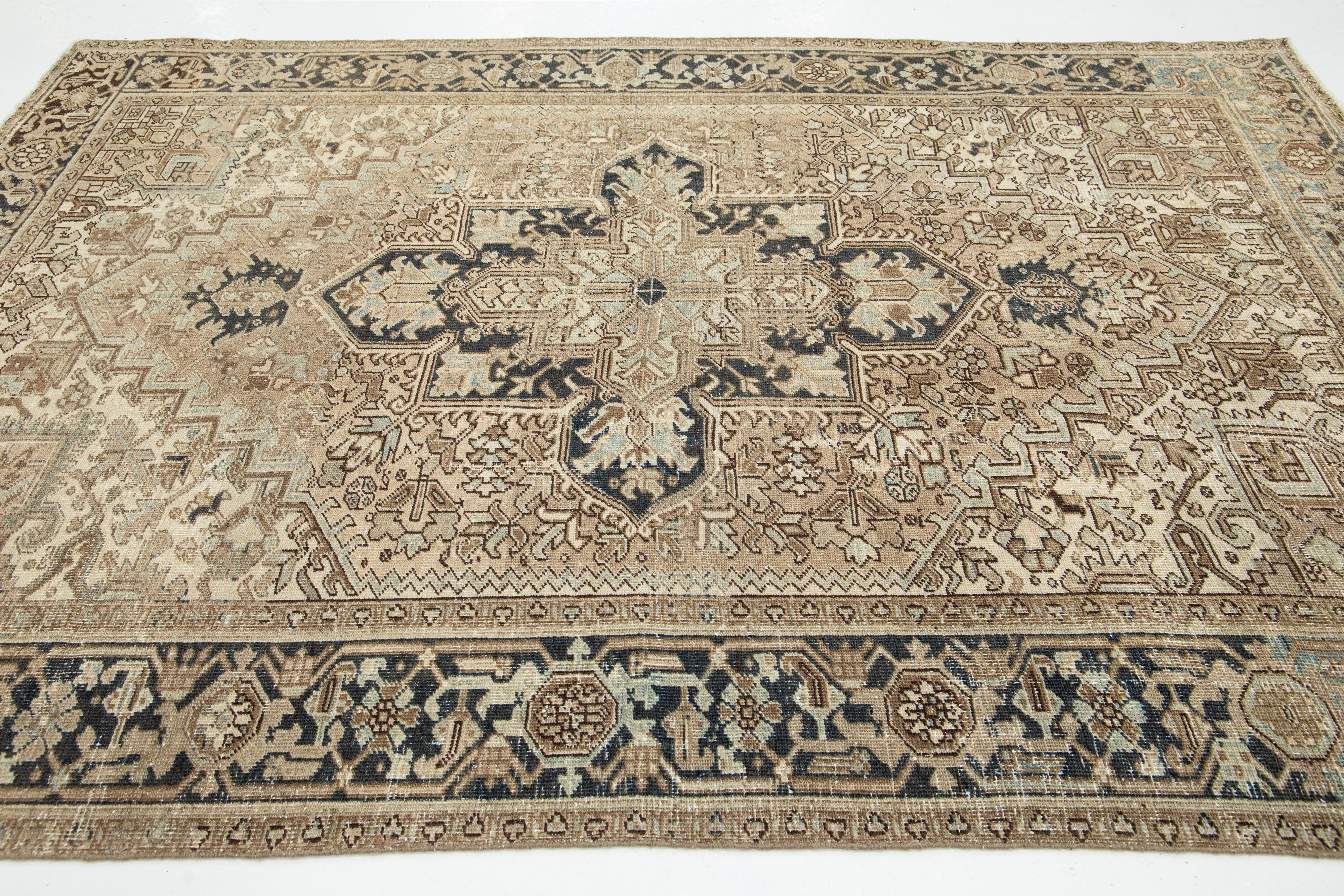 20ième siècle Tapis persan ancien Heriz des années 1920, fabriqué à la main en beige avec motif de médaillon en vente