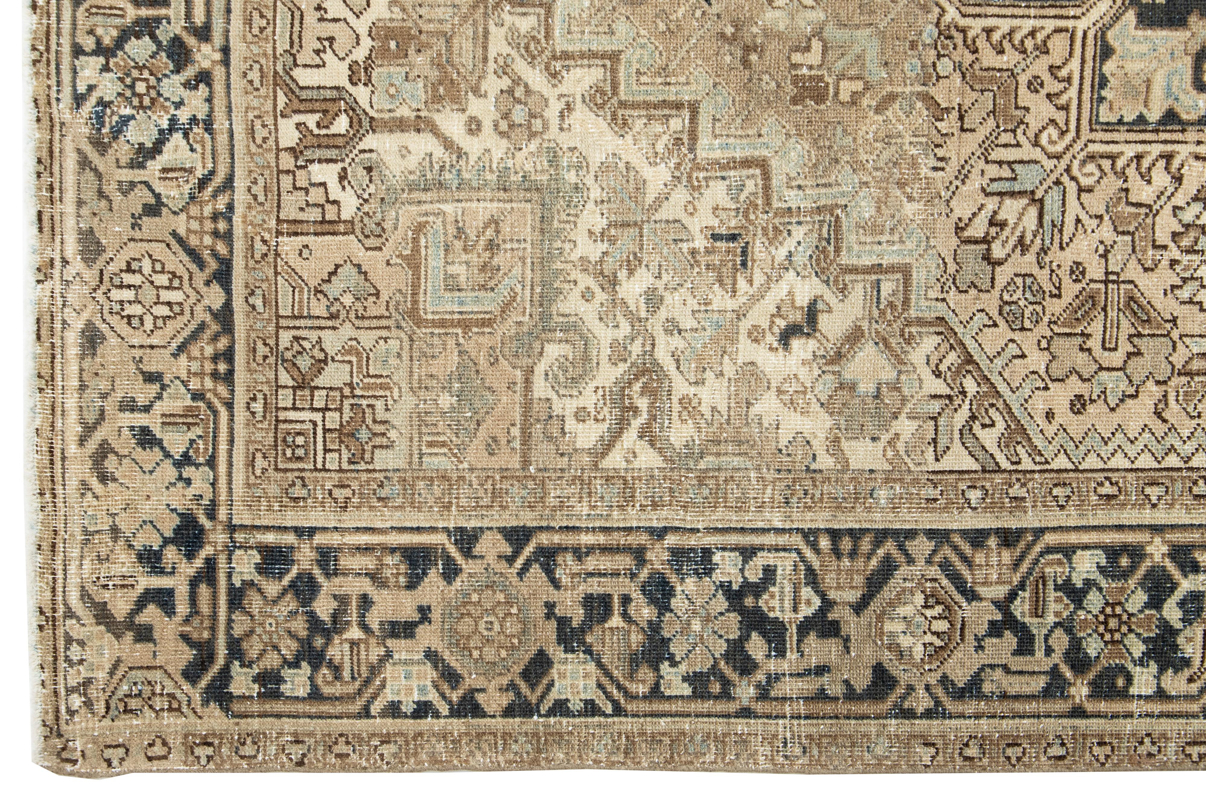 Laine Tapis persan ancien Heriz des années 1920, fabriqué à la main en beige avec motif de médaillon en vente