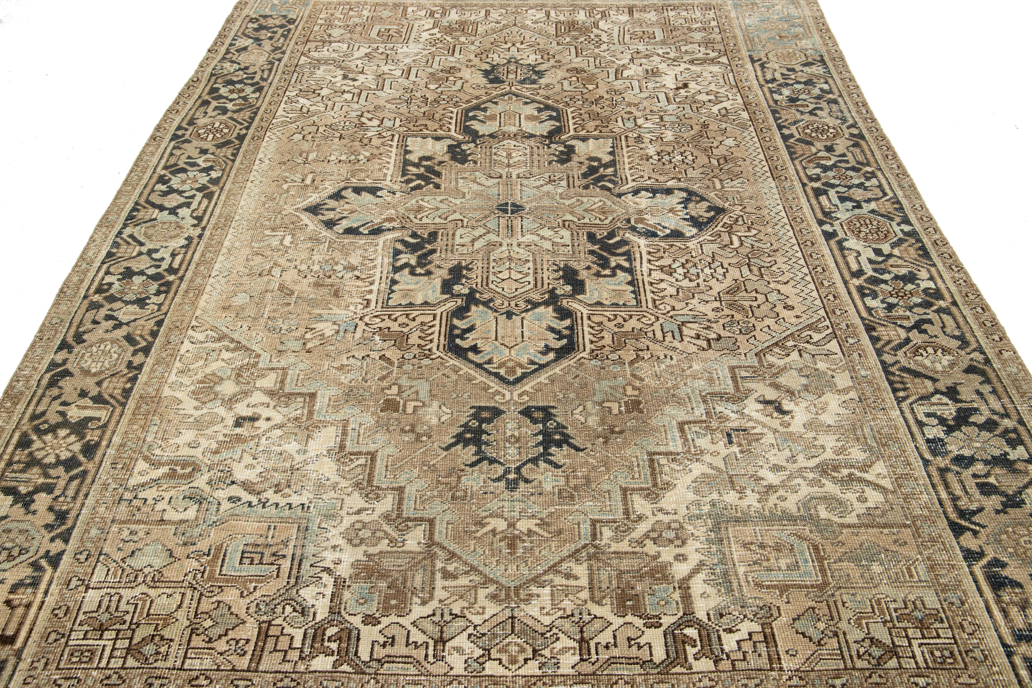 Tapis persan ancien Heriz des années 1920, fabriqué à la main en beige avec motif de médaillon en vente 1