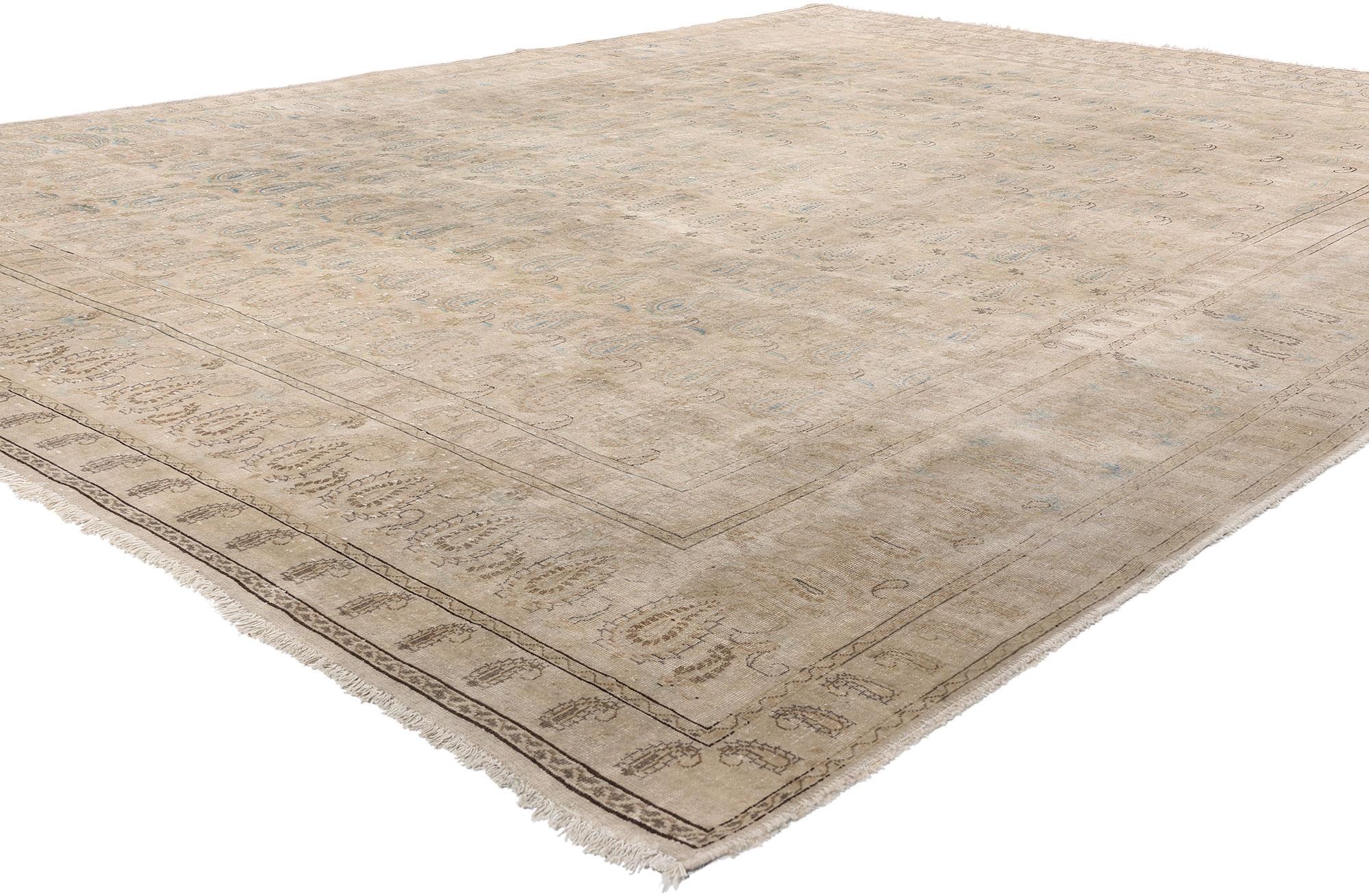 79122 Antiker Persischer Kashan Teppich, 09'10 x 13'04. Dieser handgeknüpfte antike persische Kashan-Teppich aus Wolle ist ein Zeugnis der zeitlosen Kunstfertigkeit persischer Handwerkskunst und verkörpert eine harmonische Mischung aus rustikalem