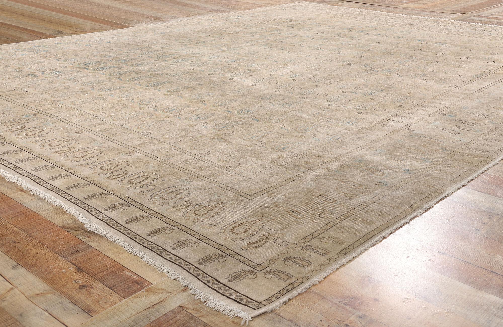 Antiker persischer Kashan-Teppich aus den 1920er Jahren, verwitterte Finesse trifft auf belgischen Chic (20. Jahrhundert) im Angebot