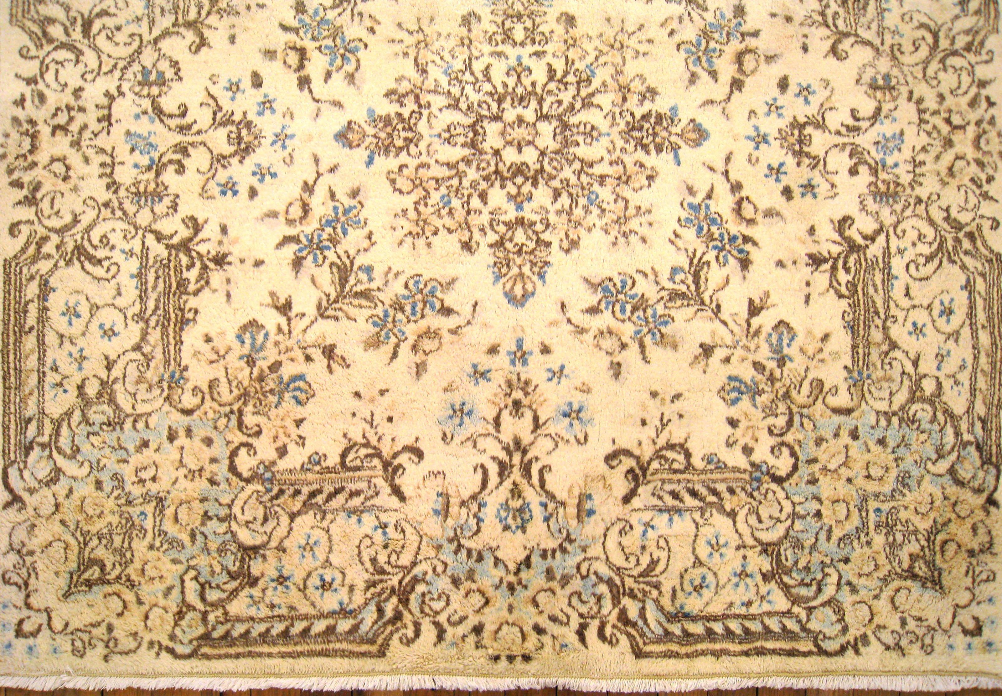 Antiker persischer Kerman Orientteppich:: klein quadratisch:: mit floralem Muster (Persisch) im Angebot