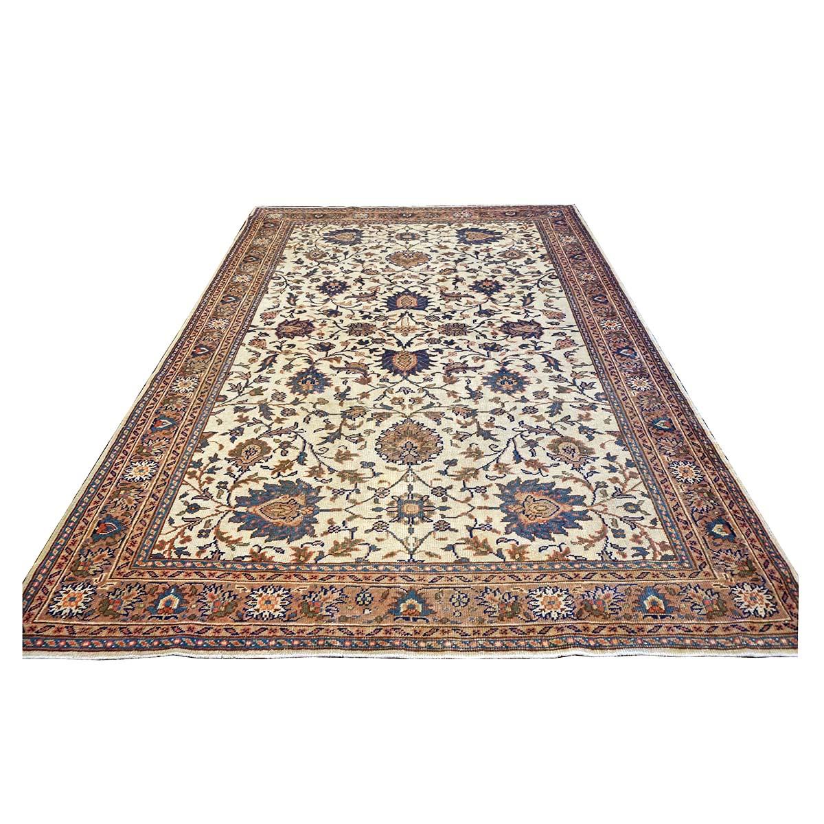 Ashly Fine Rugs présente un ancien tapis persan Mahal 7x10 de couleur ivoire, havane et bleue, fait à la main. Originaires de la région de Mahallat en Perse (Iran central), les tapis Mahal sont très recherchés par les décorateurs d'intérieur et les