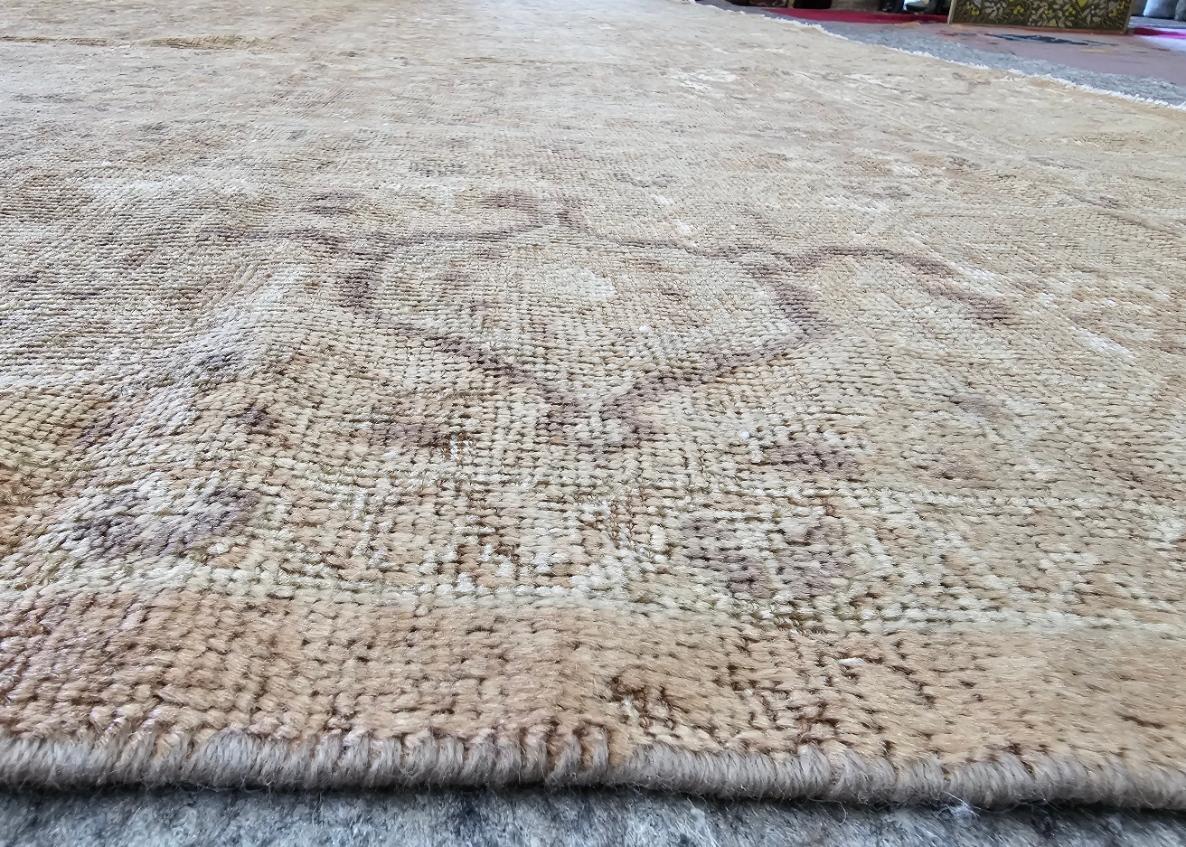 1920s Antique Persian Mahal In Distressed Condition For Sale In Los Angeles, CA