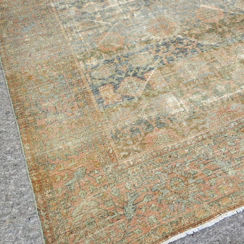 Découvrez le charme et la sophistication de cet ancien tapis persan Mahal, un rare tapis persan noué à la main qui met en valeur le riche héritage de l'artisanat persan. Ce chef-d'œuvre de 6,9 x 8,9 pieds présente des motifs floraux complexes et une