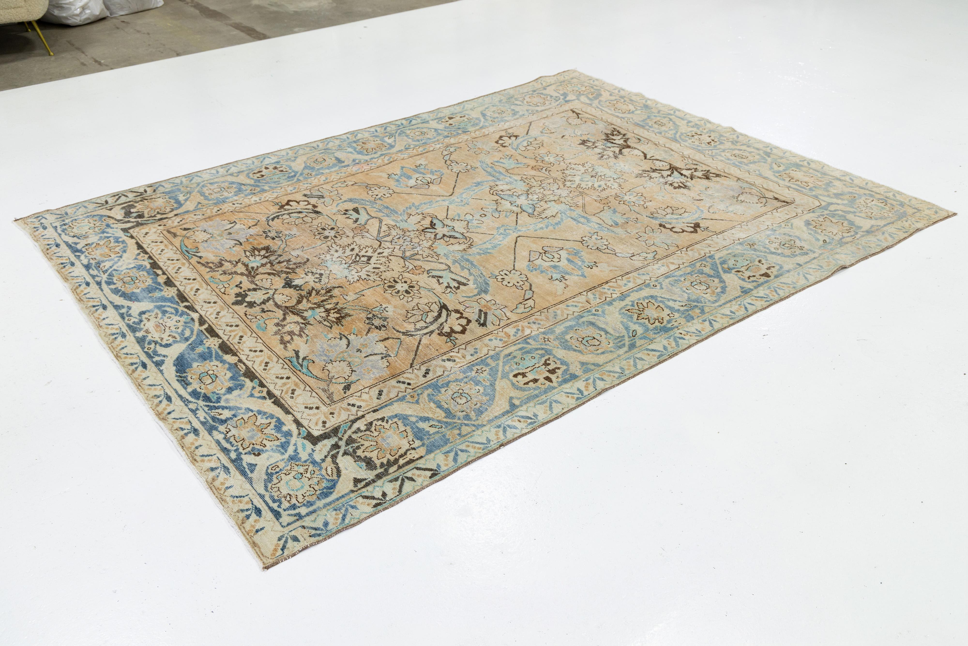 Noué à la main Tapis persan ancien des années 1920, Malayer, à motifs floraux, en laine, de couleur havane en vente